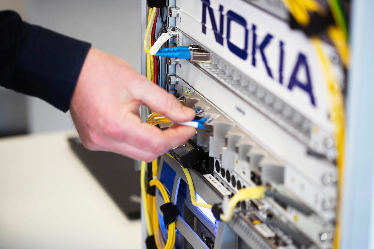 Technician Nokia Ultra-High-Speed Broadband Picha ya Ukuta