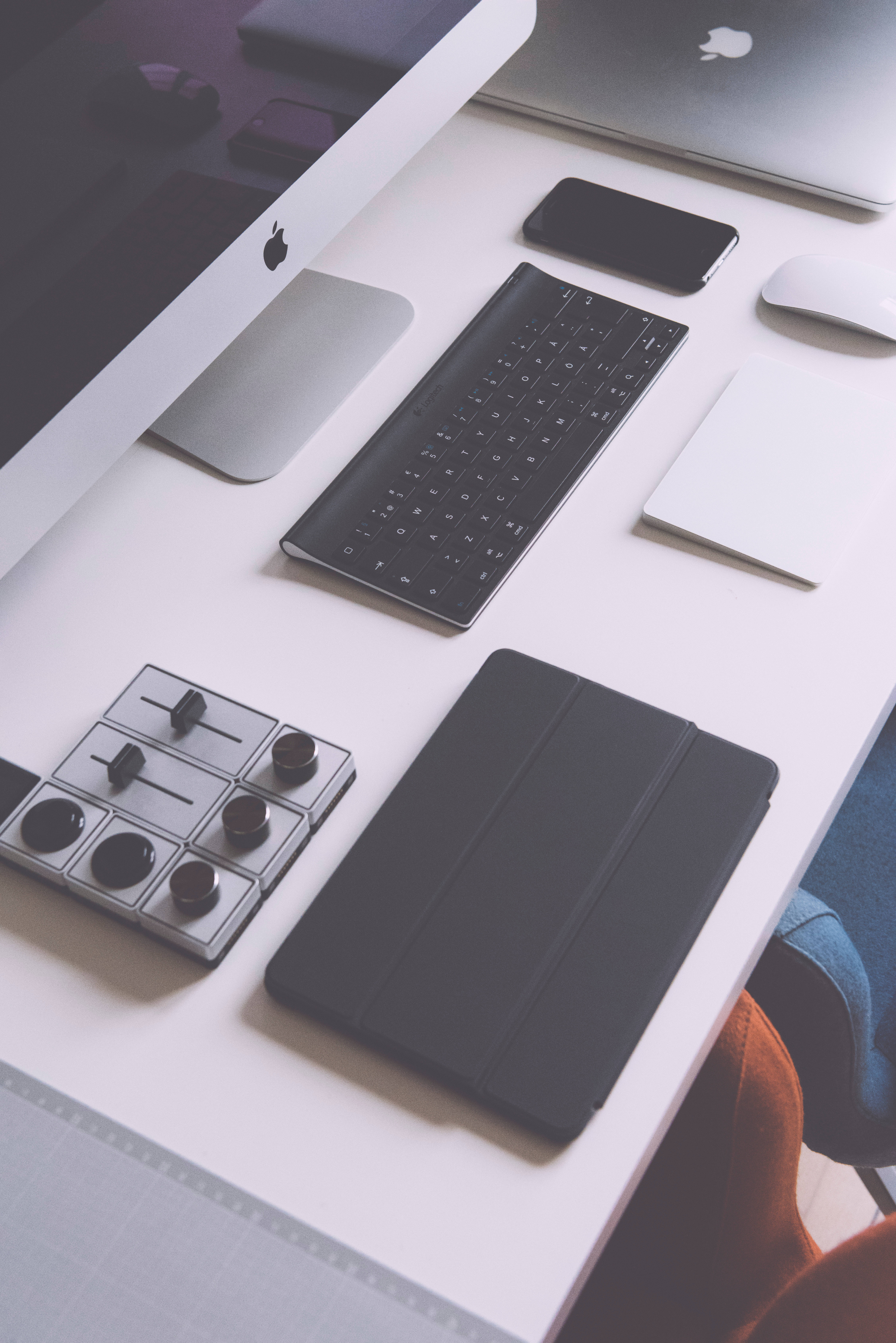 Teknolojia ya Ubunifu - iPad kwenye Mwonekano Picha ya Ukuta