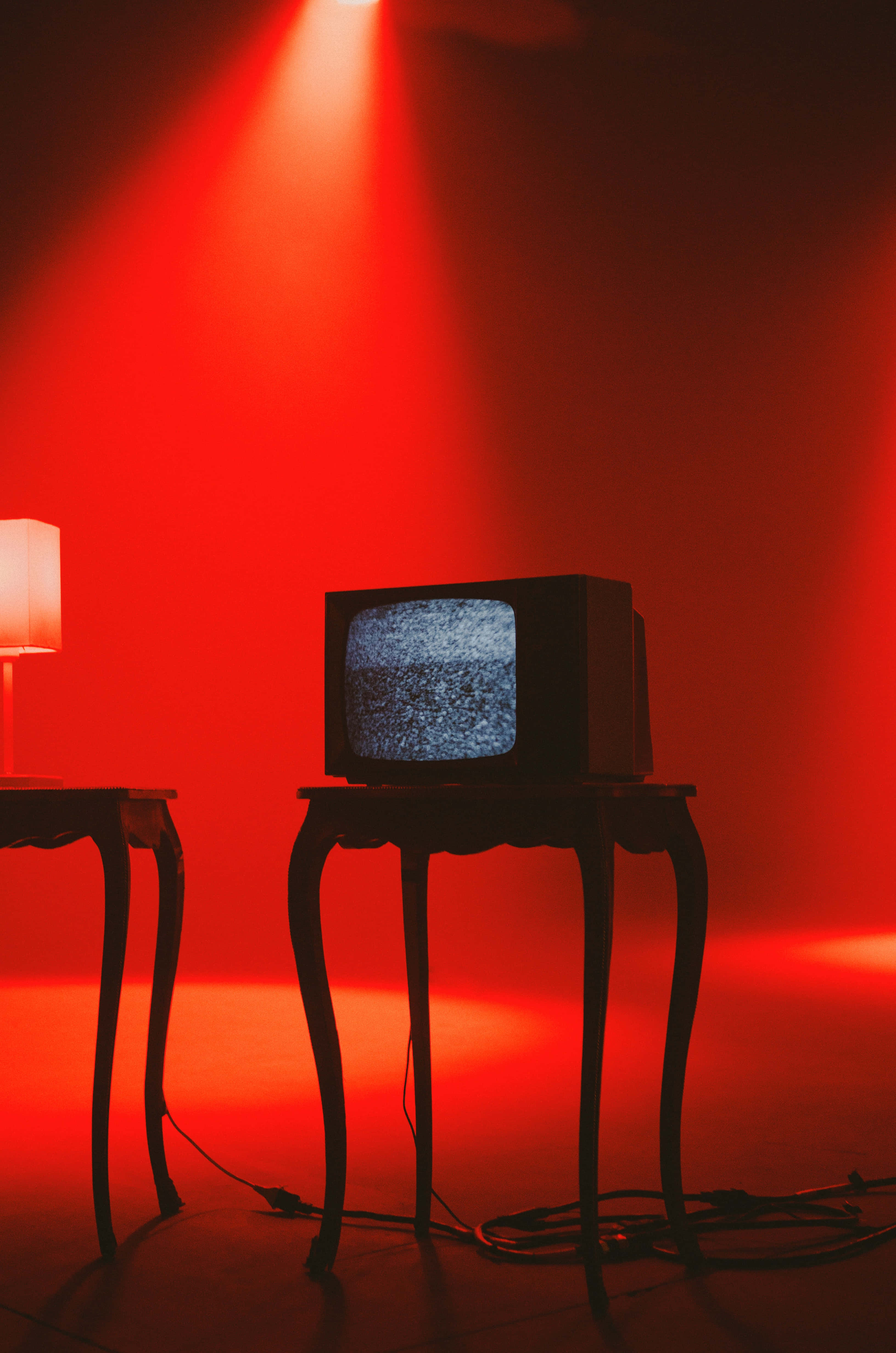 televisheni na lampu kwenye meza Picha ya Ukuta