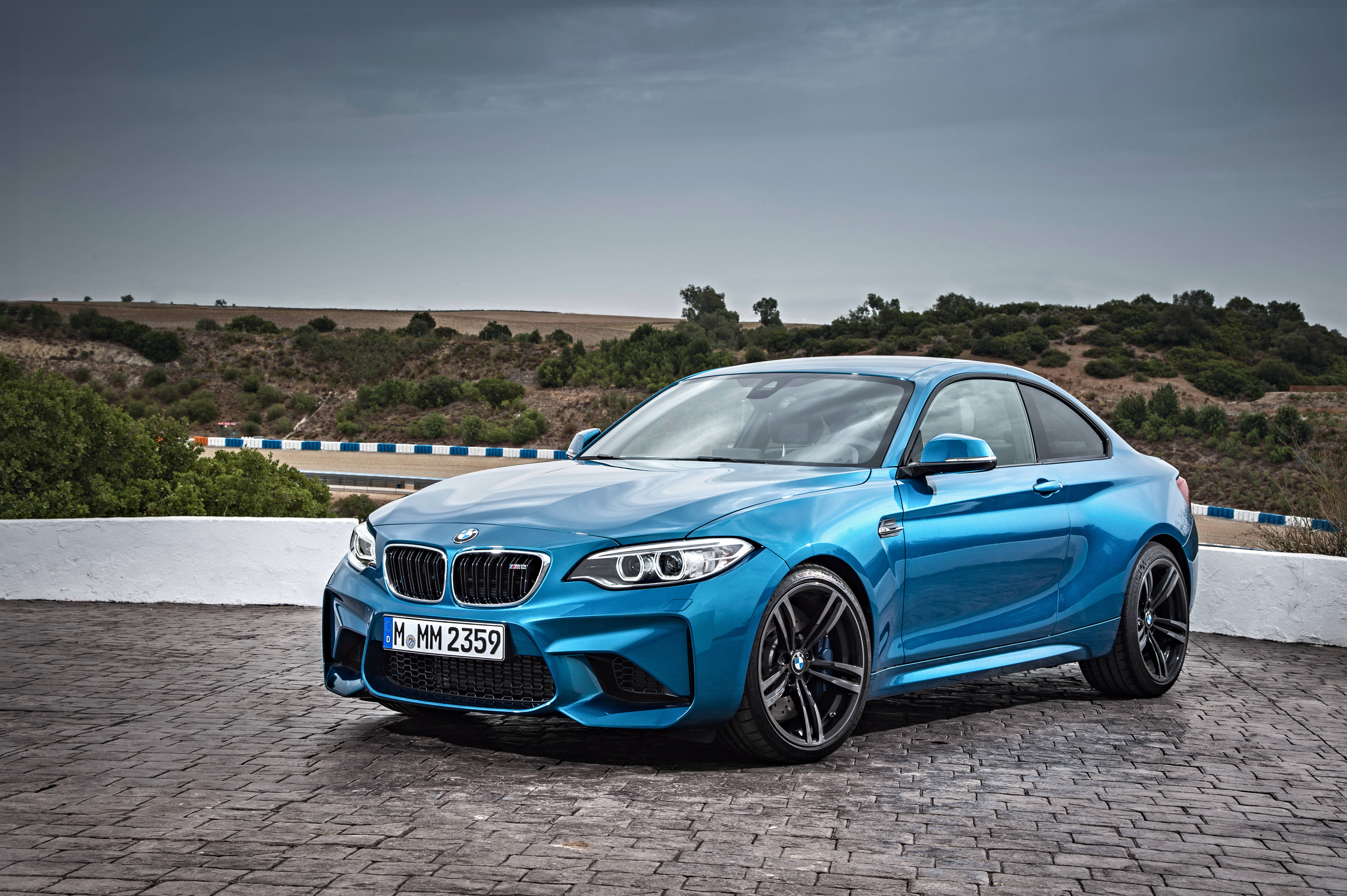 Tembea kwenye barabara za milimani ukiwa kwenye BMW F87 ya Bluu Picha ya Ukuta