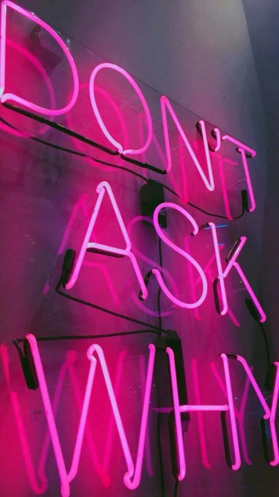 Tengeneza mazingira ya kulaini na ya kusikiza kwa kutumia rangi ya neon pink. Picha ya Ukuta