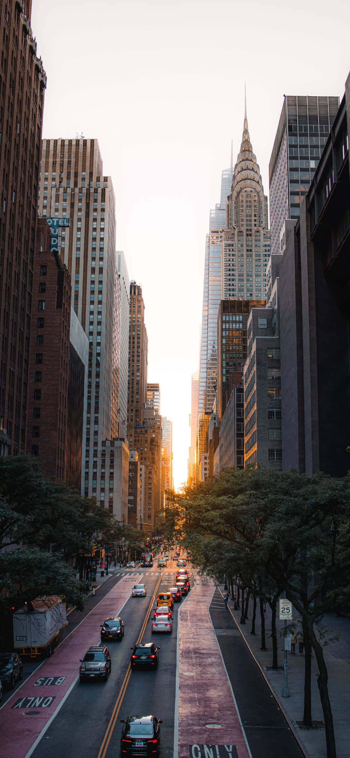The Big Apple aglow in all its glory on the iPhone Xs Picha ya Ukuta