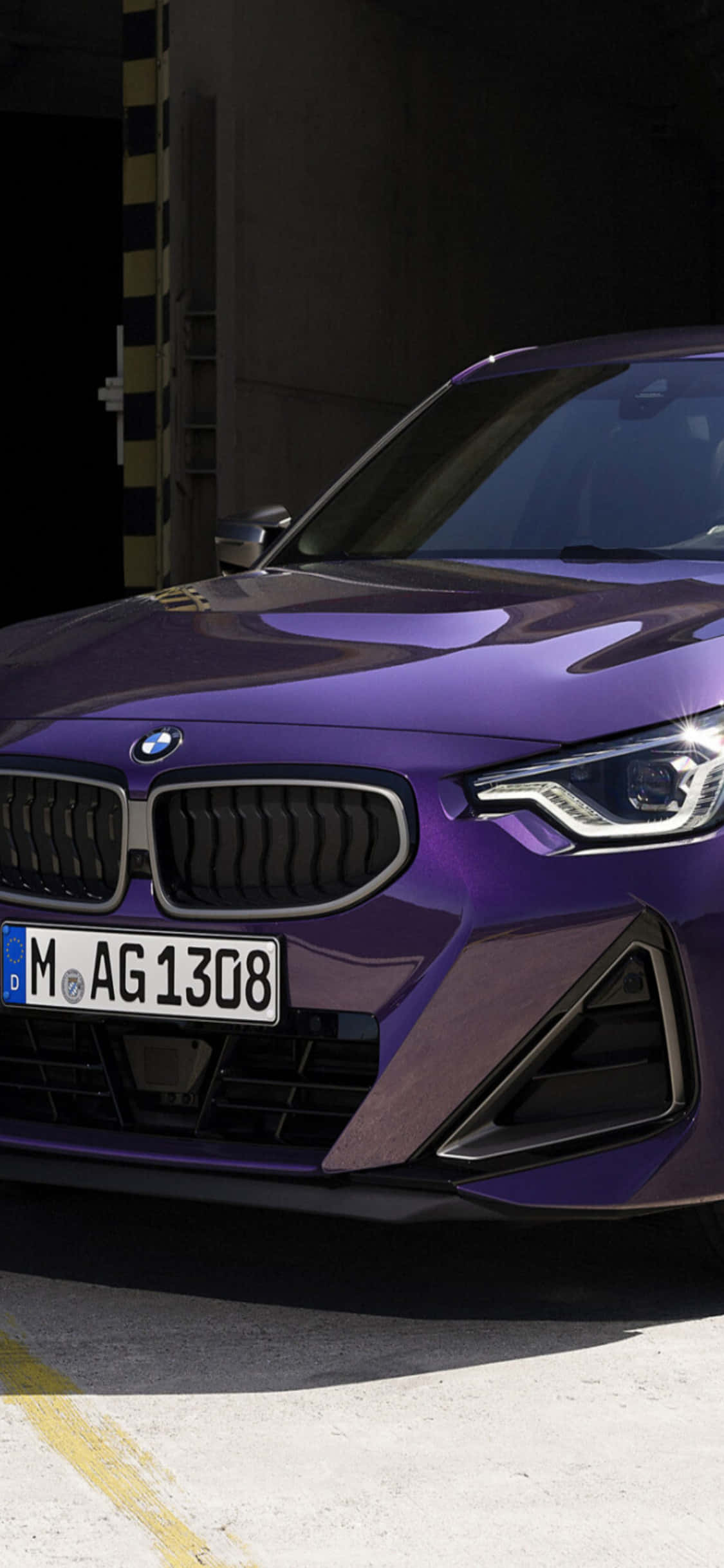 The iPhone X and the BMW; Luxury Reimagined Picha ya Ukuta
