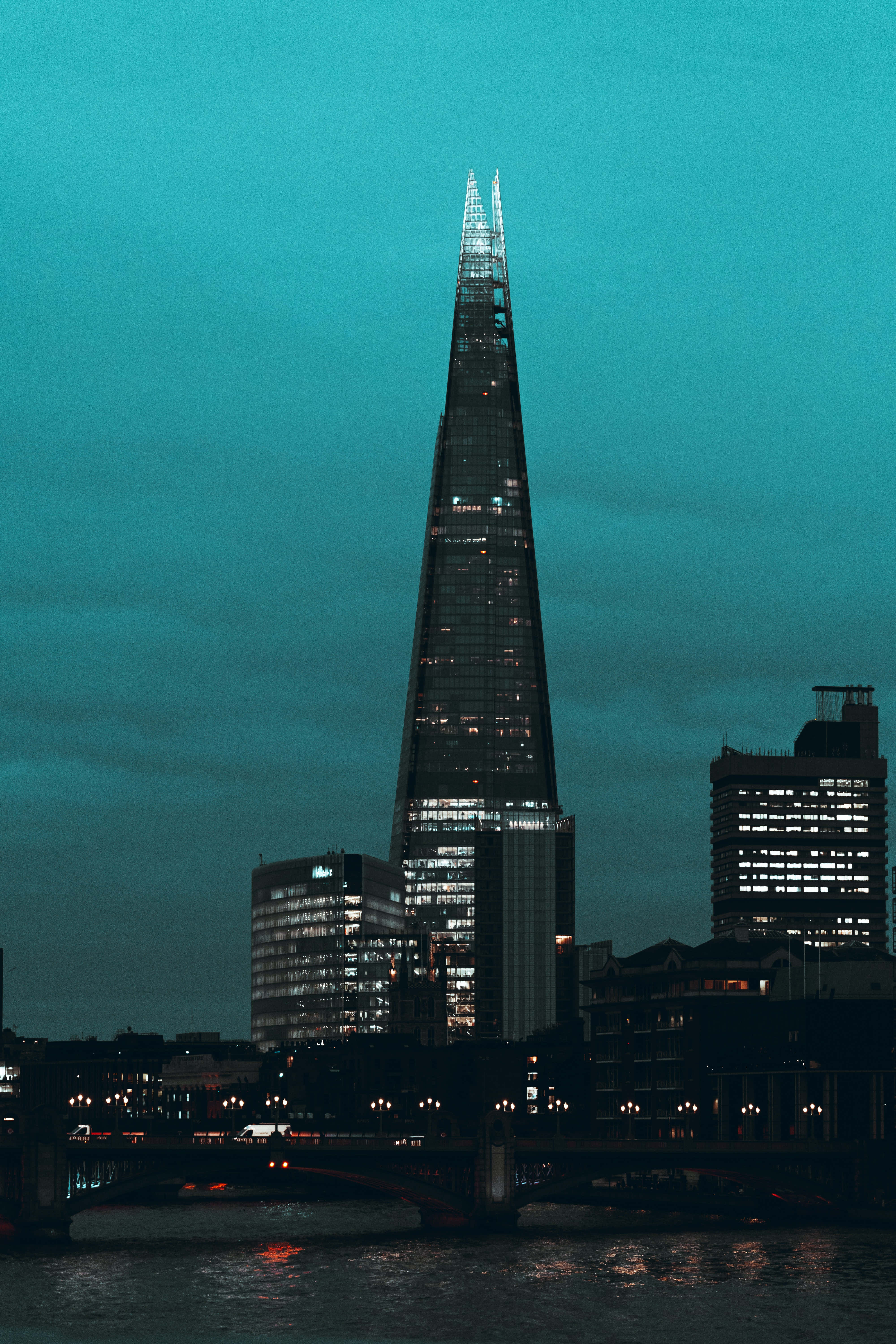 The Shard Chini ya Anga ya Rangi ya Teal Picha ya Ukuta