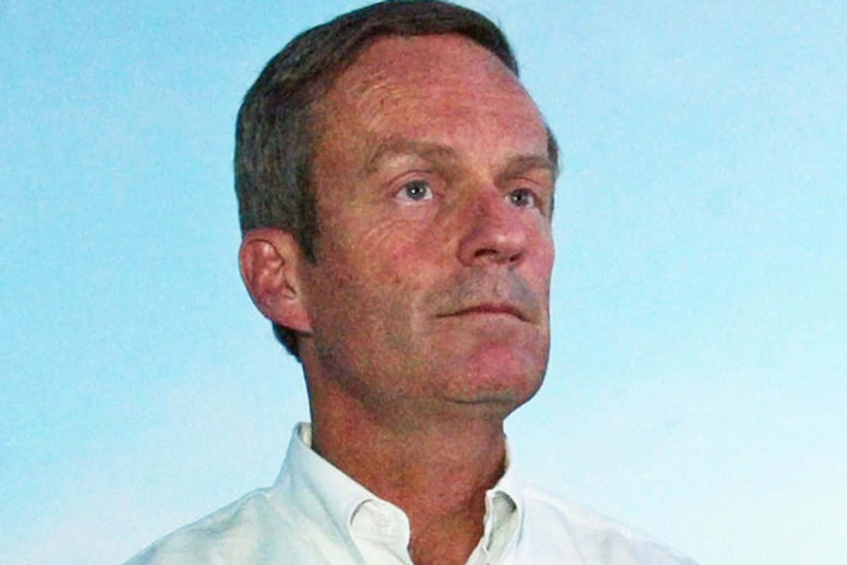 Todd Akin anapozi chini ya anga ya samawati safi na nyepesi. Picha ya Ukuta