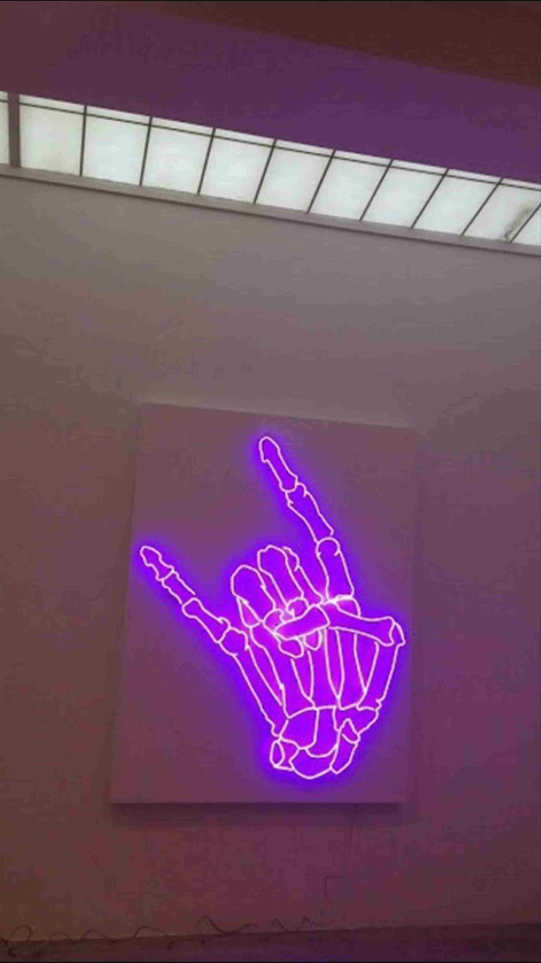 Toroka Katika Ulimwengu wa Kichawi wa Neon Picha ya Ukuta