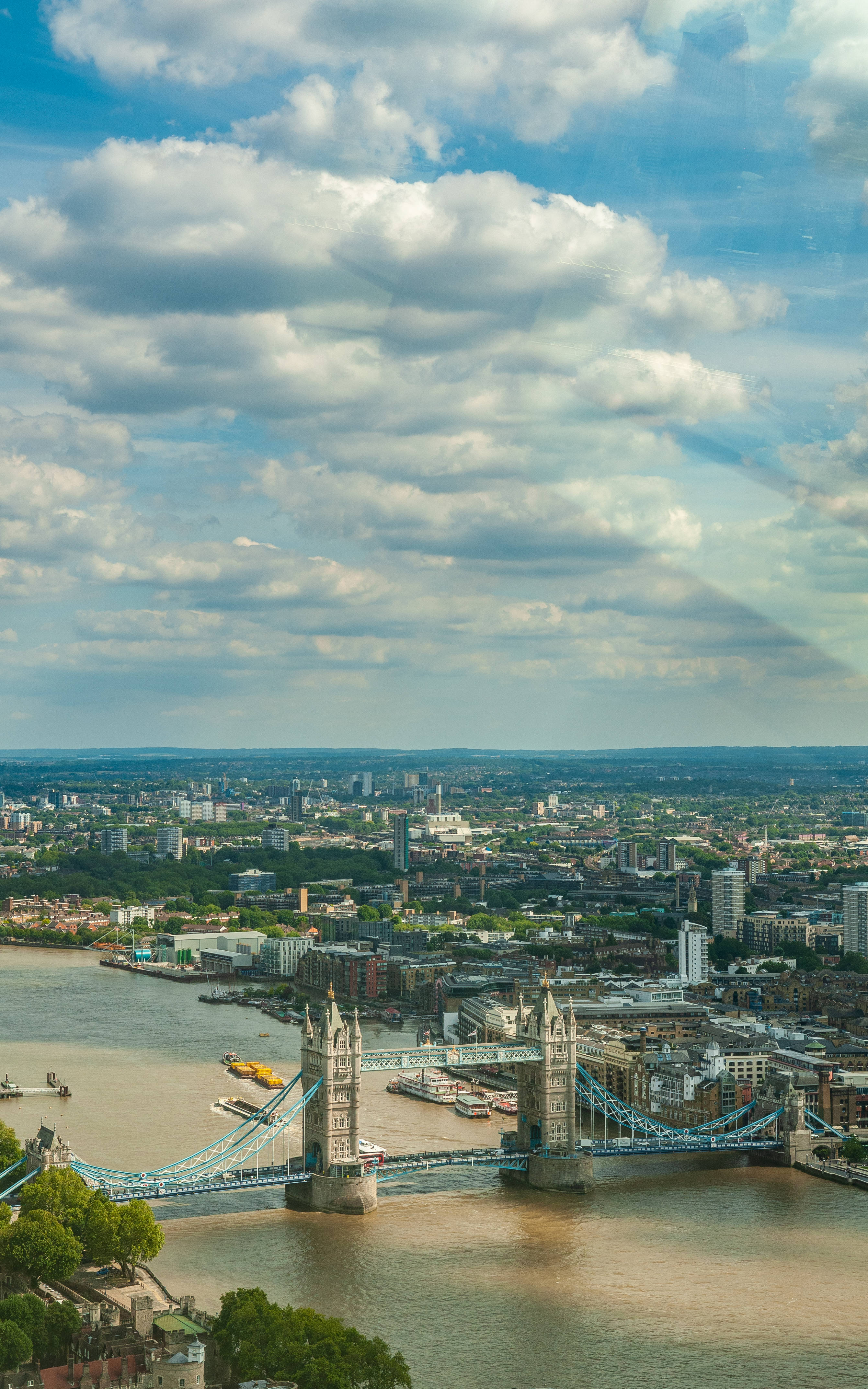 Tower Bridge ya London Chini ya Mcheo wa Mwamba Picha ya Ukuta