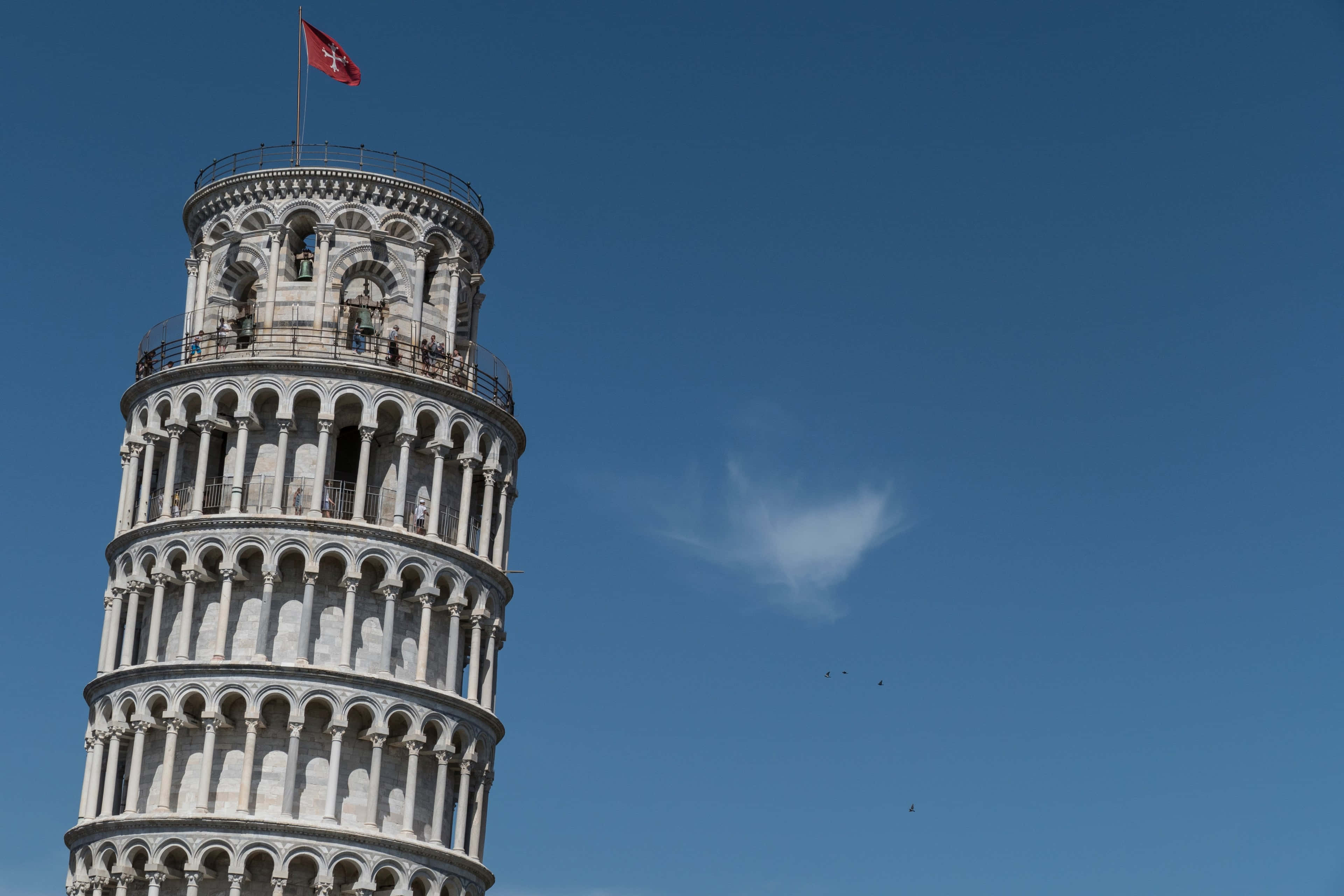 Tower Of Pisa Na Bendera Ya Pisan Cross Picha ya Ukuta