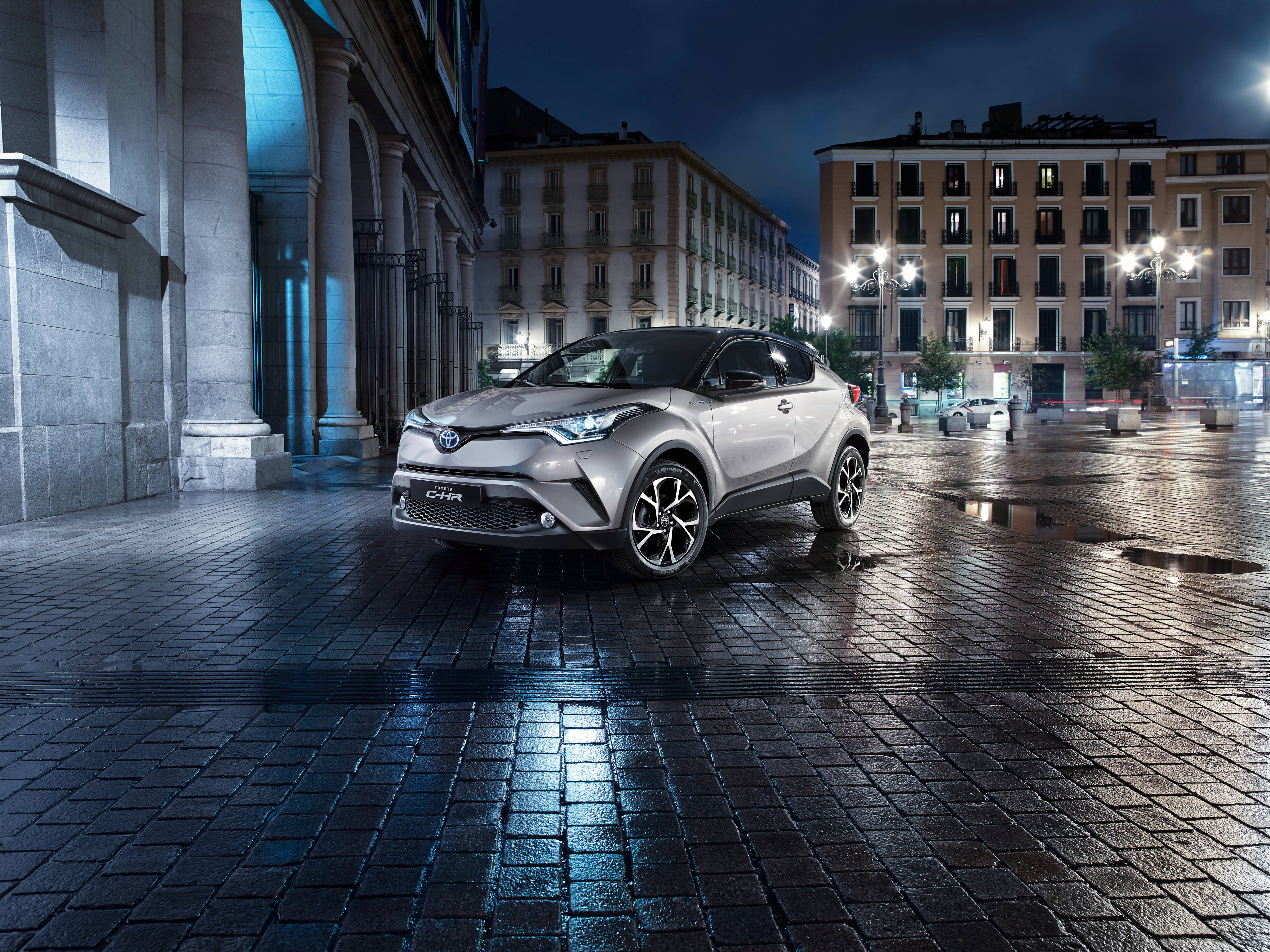 Toyota CH-R ya Kijivu Maridadi 4K Picha ya Ukuta