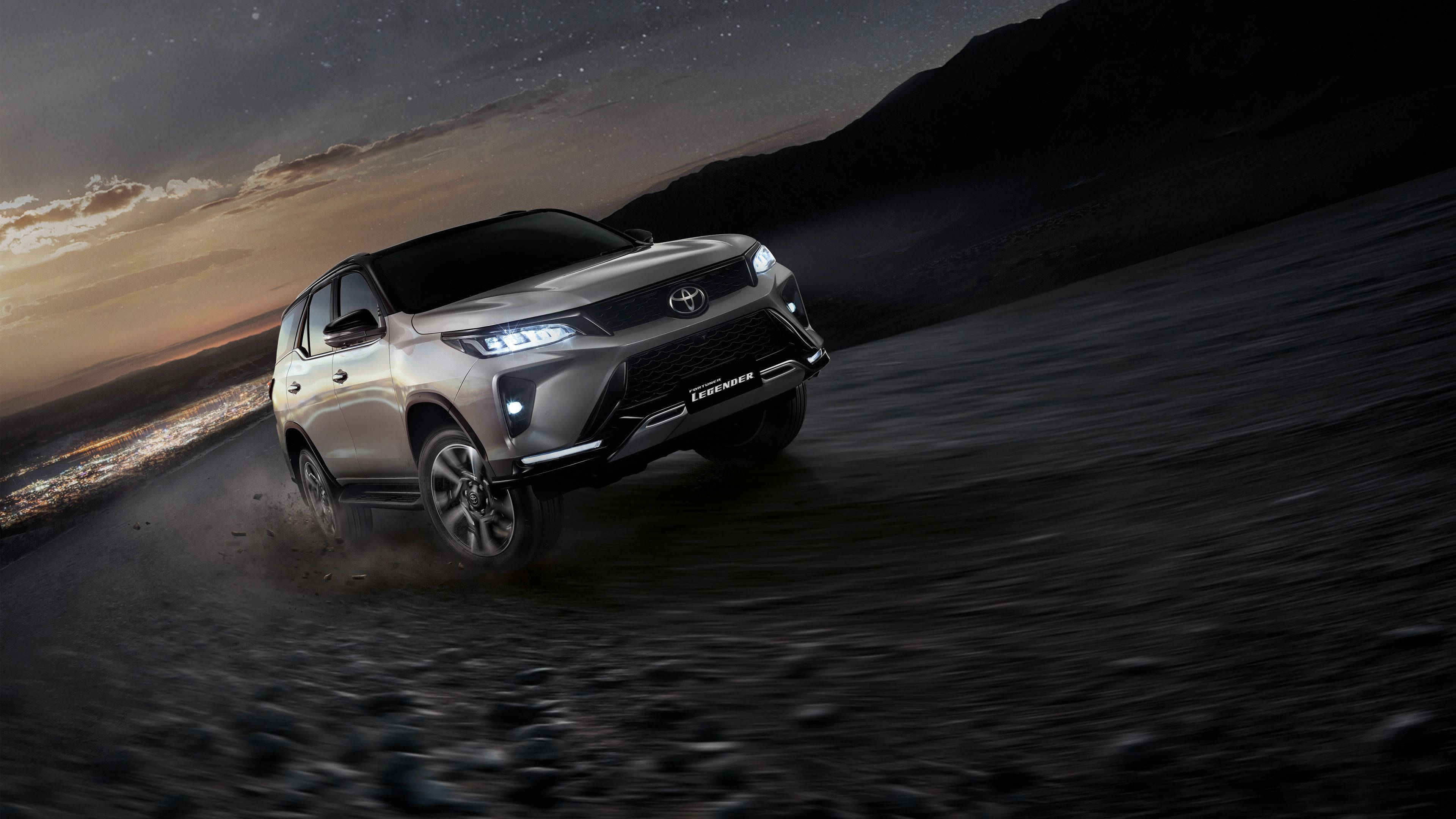 Toyota Fortuner Legender ya Kifedha ya Fedha Inayoangaza Katika Hatua Picha ya Ukuta