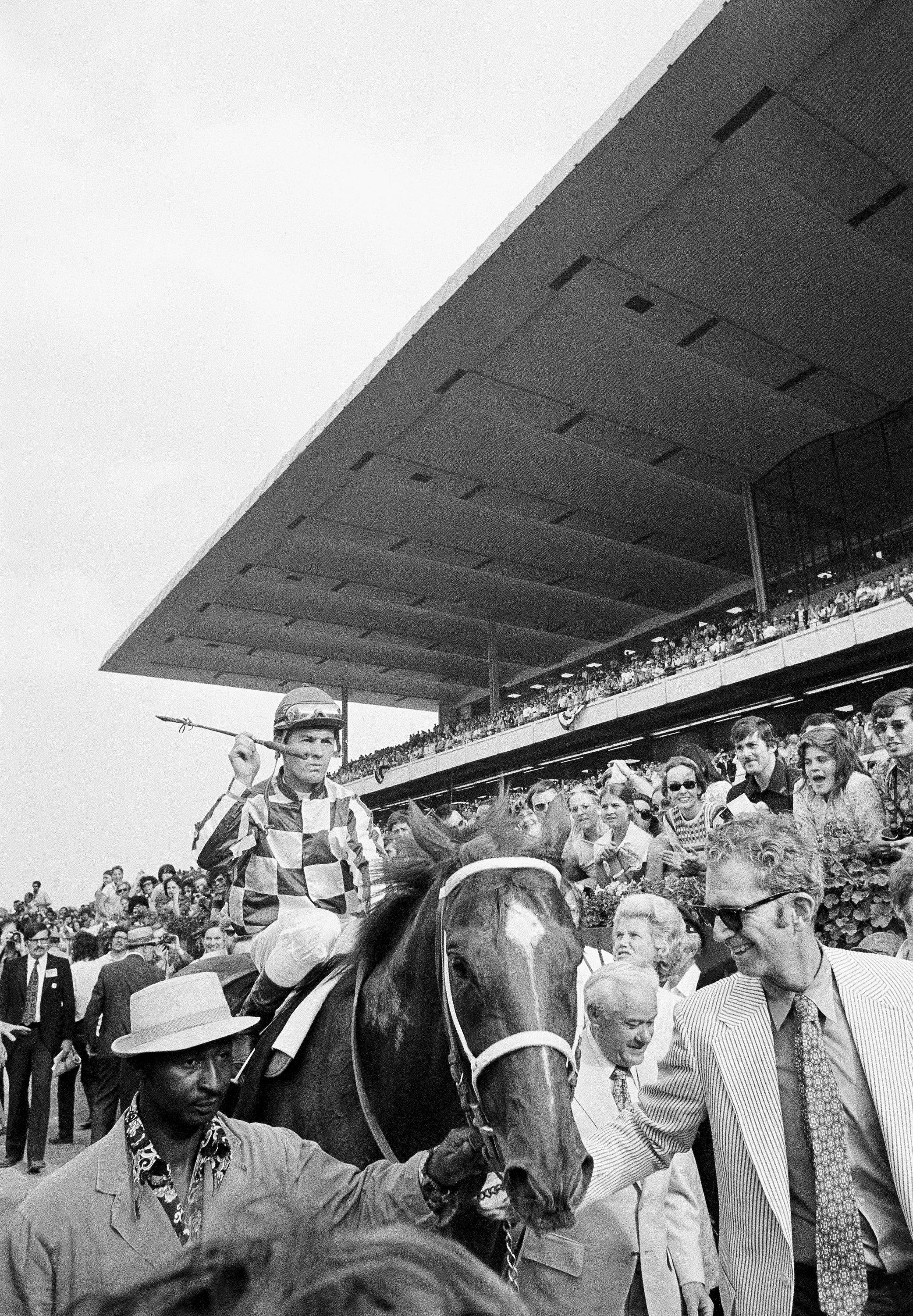 Triumph Moment: Secretariat Winning a Race Picha ya Ukuta