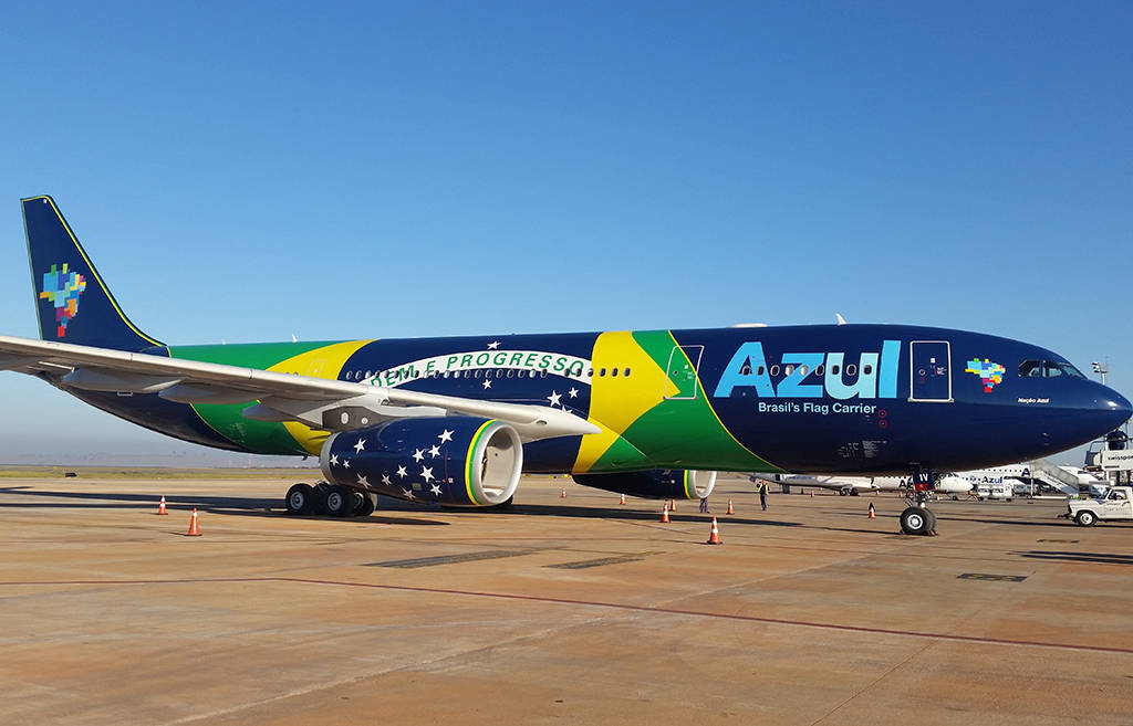 Tukio la Kupaa kwa Usiku wa Ndege ya Azul Airlines Picha ya Ukuta