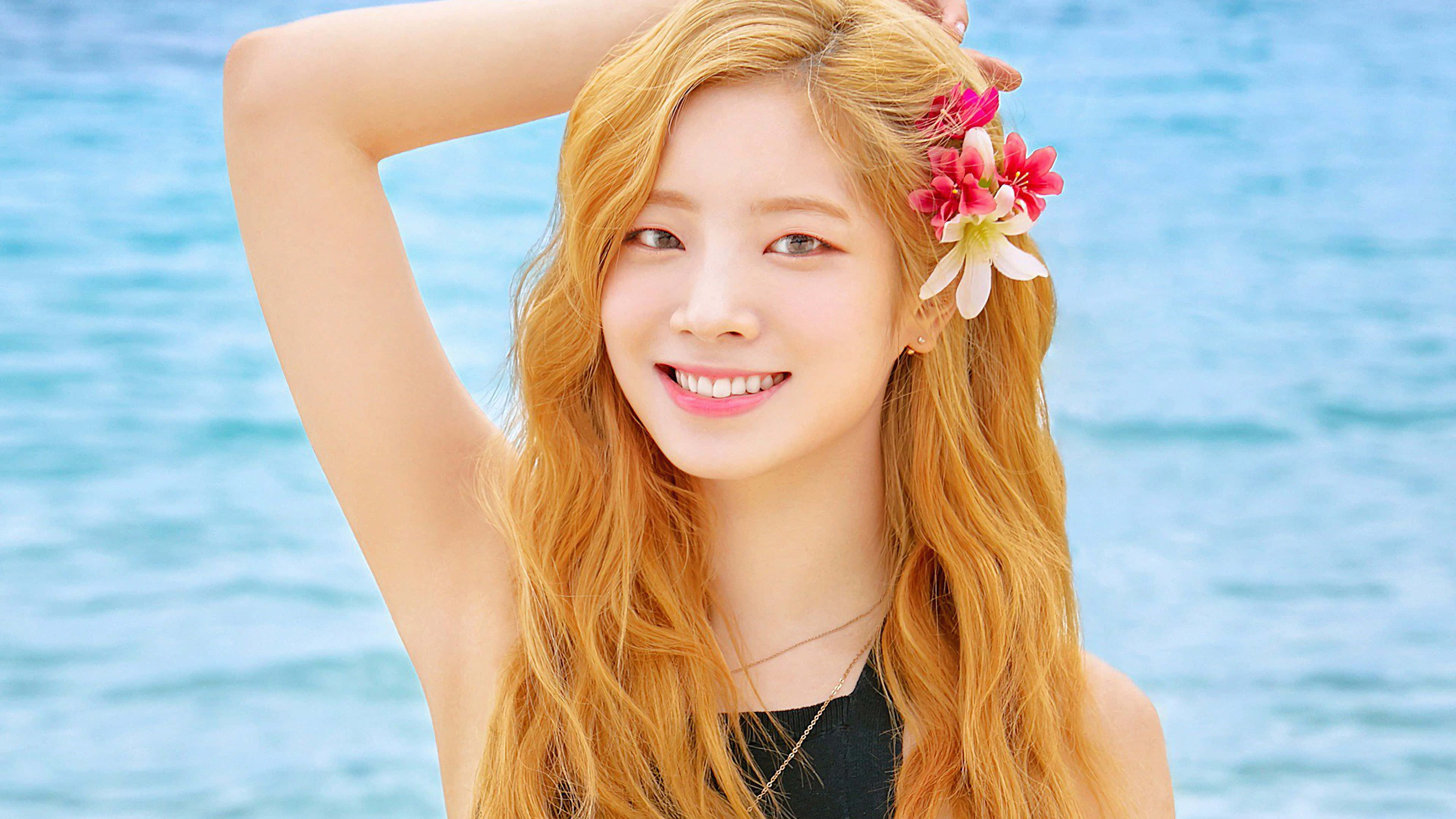 TWICE - Macho ya Kuvutia kwa Usiku wa Kifahari Picha ya Ukuta