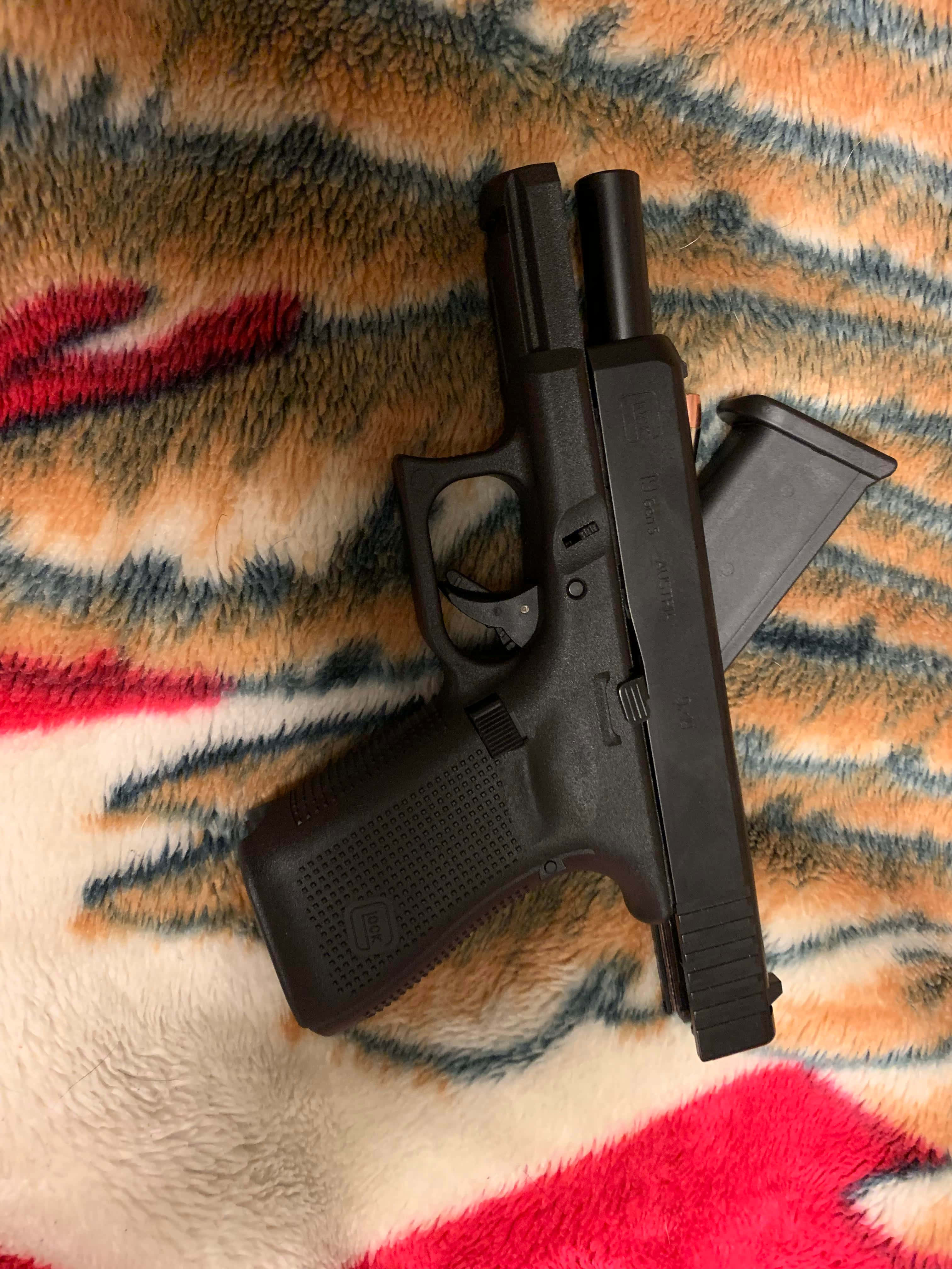 Ubora wa Pistol Kwa Mwendo - Glock 19 Picha ya Ukuta