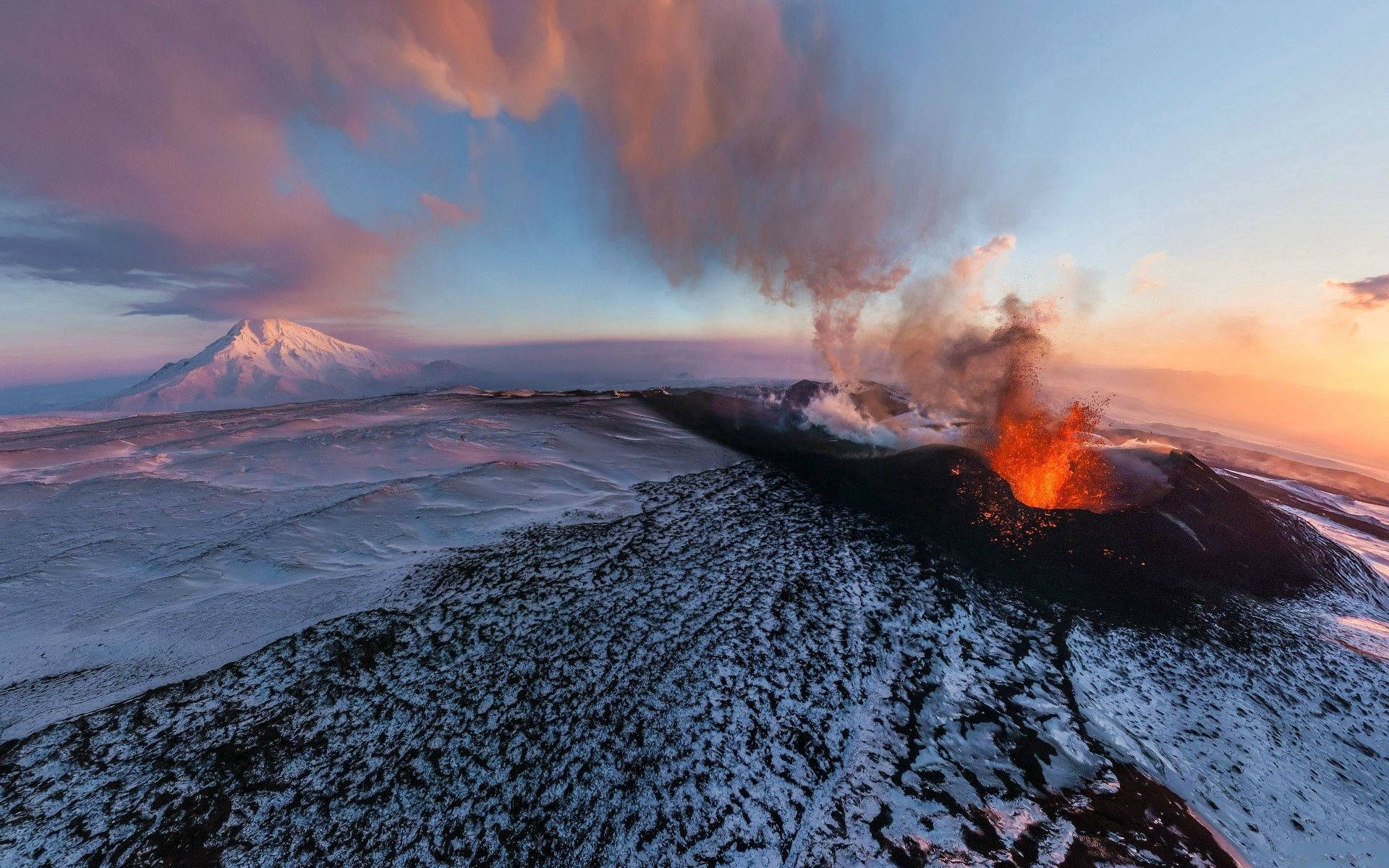 Uchawi Nyuma ya Jua La Kustaajabisha na Volcano Picha ya Ukuta