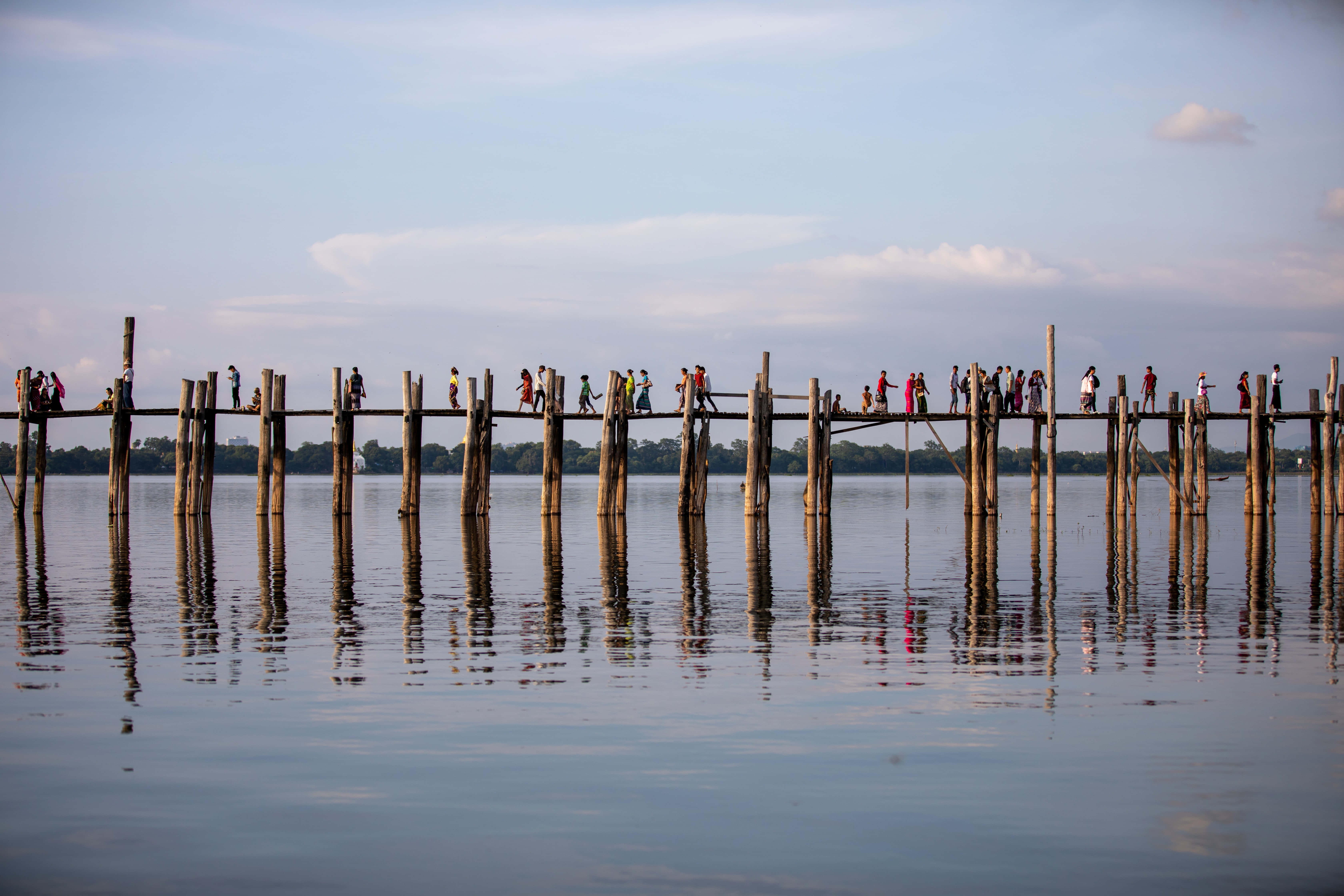 Uchunguzi wa Karibu wa U Bein Bridge huko Mandalay Picha ya Ukuta