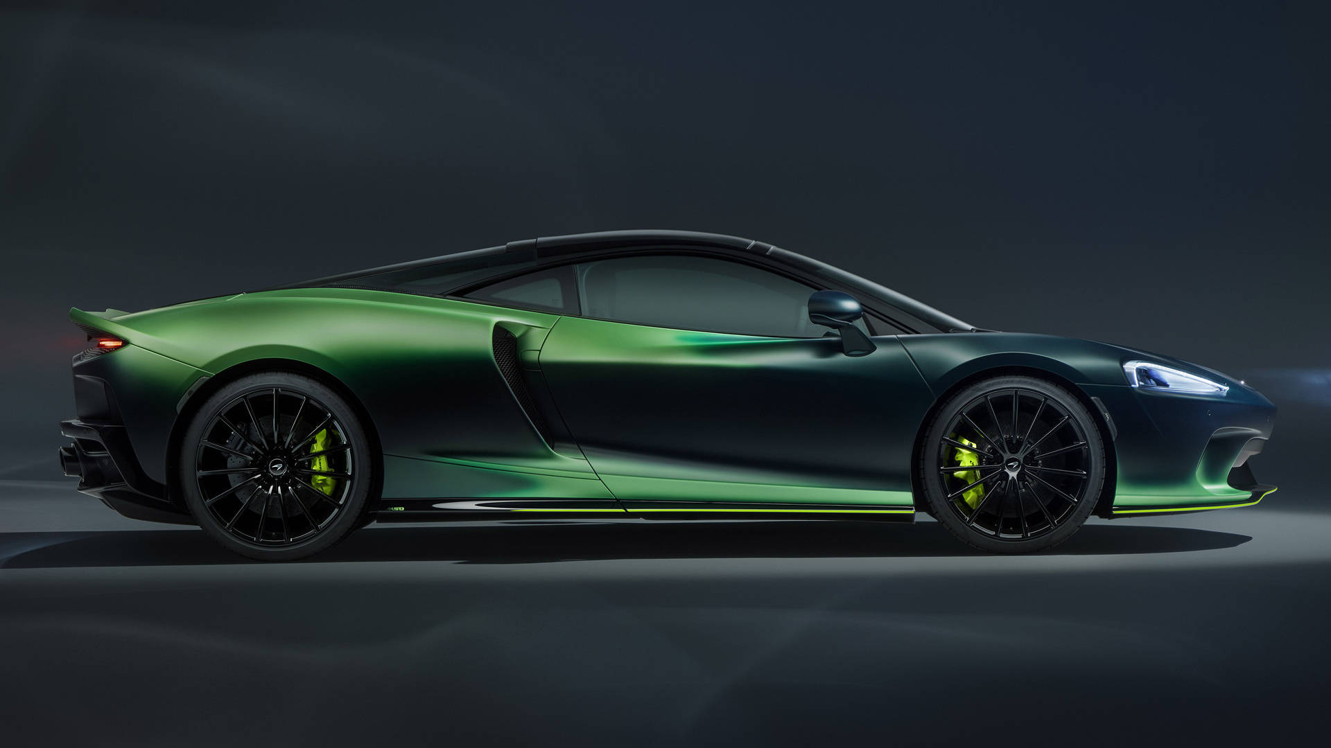 Uelekeo wa Siri wa Mwendo wa Gari la McLaren GT Verdant la Mada ya Giza Picha ya Ukuta