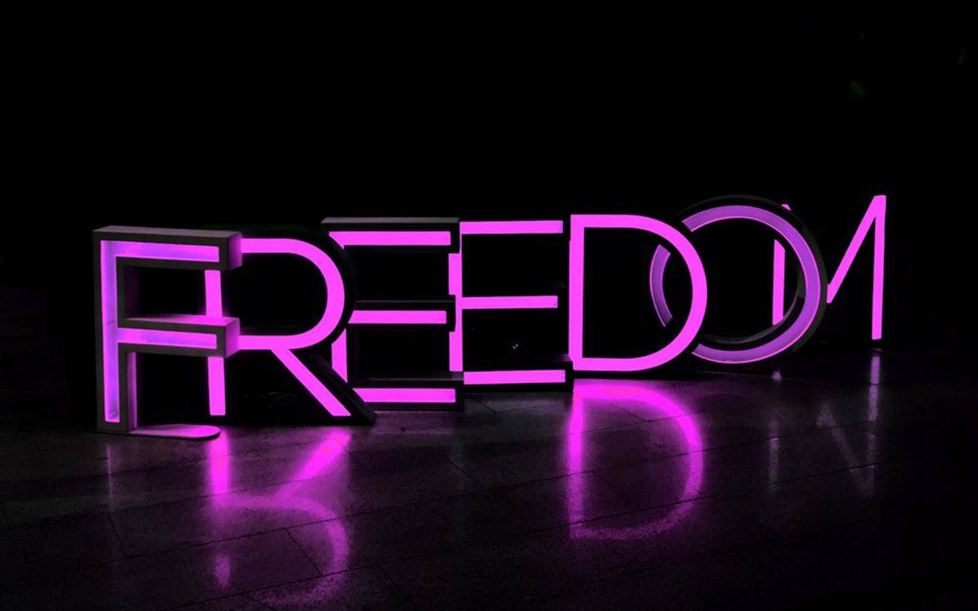 Uhuru wa Aesthetic ya Neon ya Purple Picha ya Ukuta