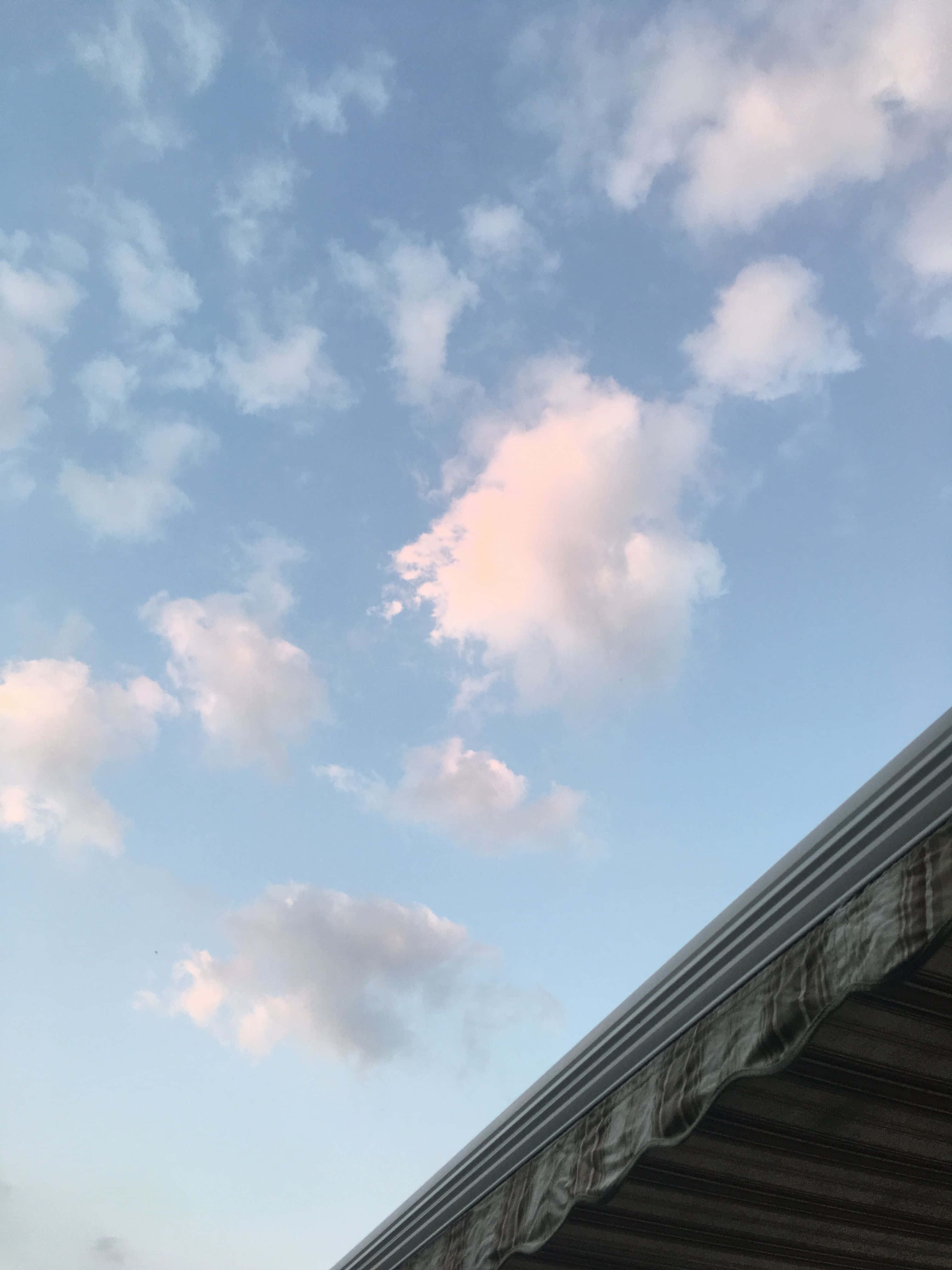 Ungua uzuri wa anga za juu na Aesthetic Sky. Picha ya Ukuta