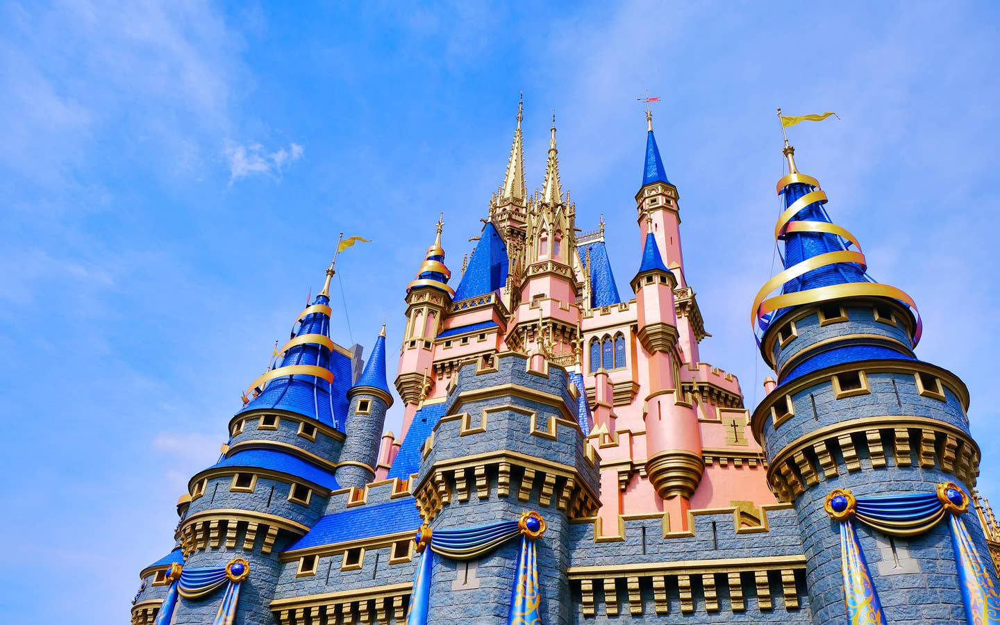 Upimaji wa Karibu wa Disneyworld Castle Picha ya Ukuta