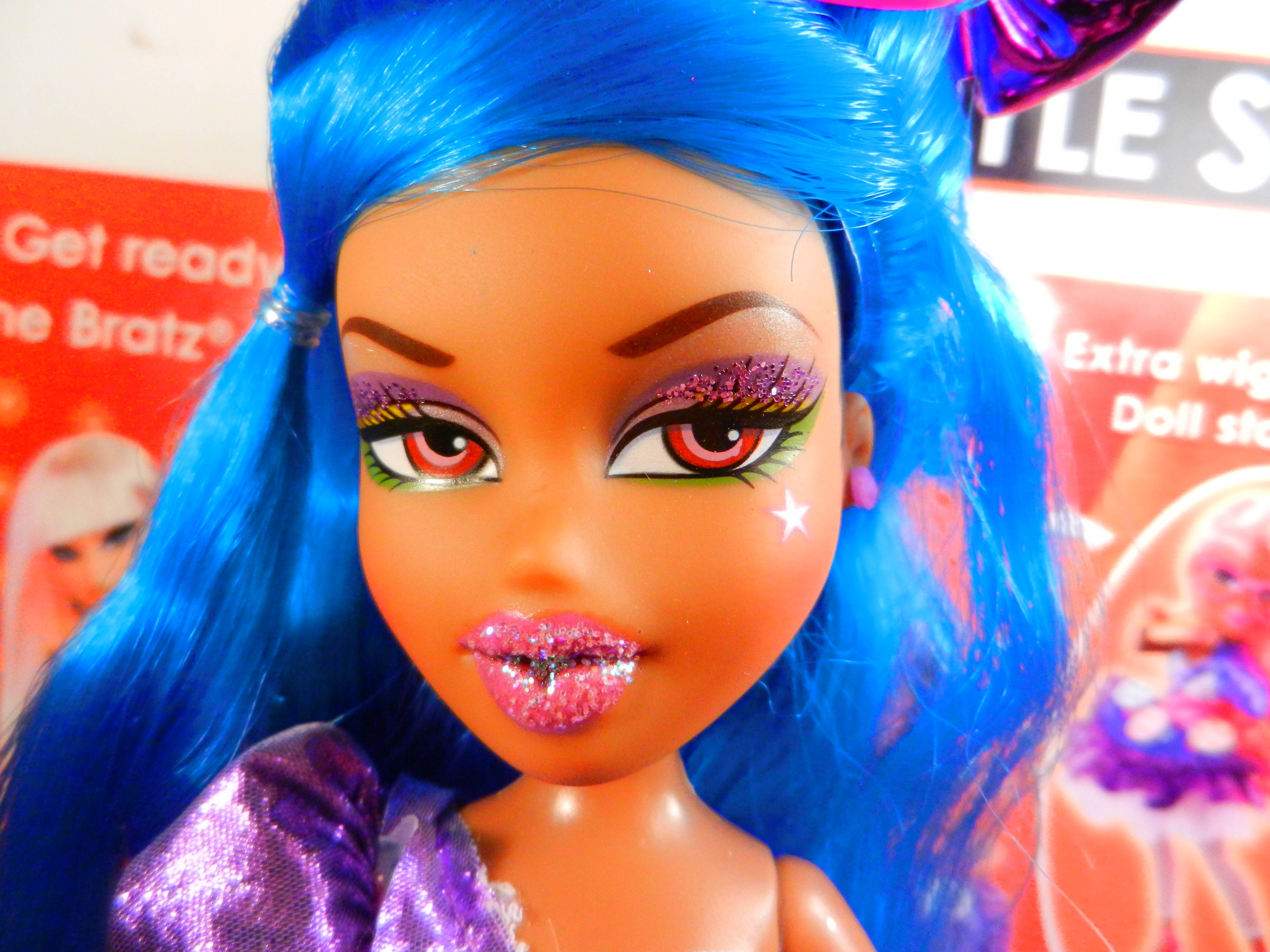 Urembo wa Bratz wa Nywele za Bluu Zenye Kumetameta Picha ya Ukuta