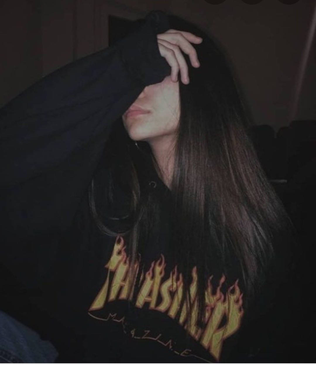 Utulivu wa Kujiamini katika Hoodie ya Thrasher Picha ya Ukuta