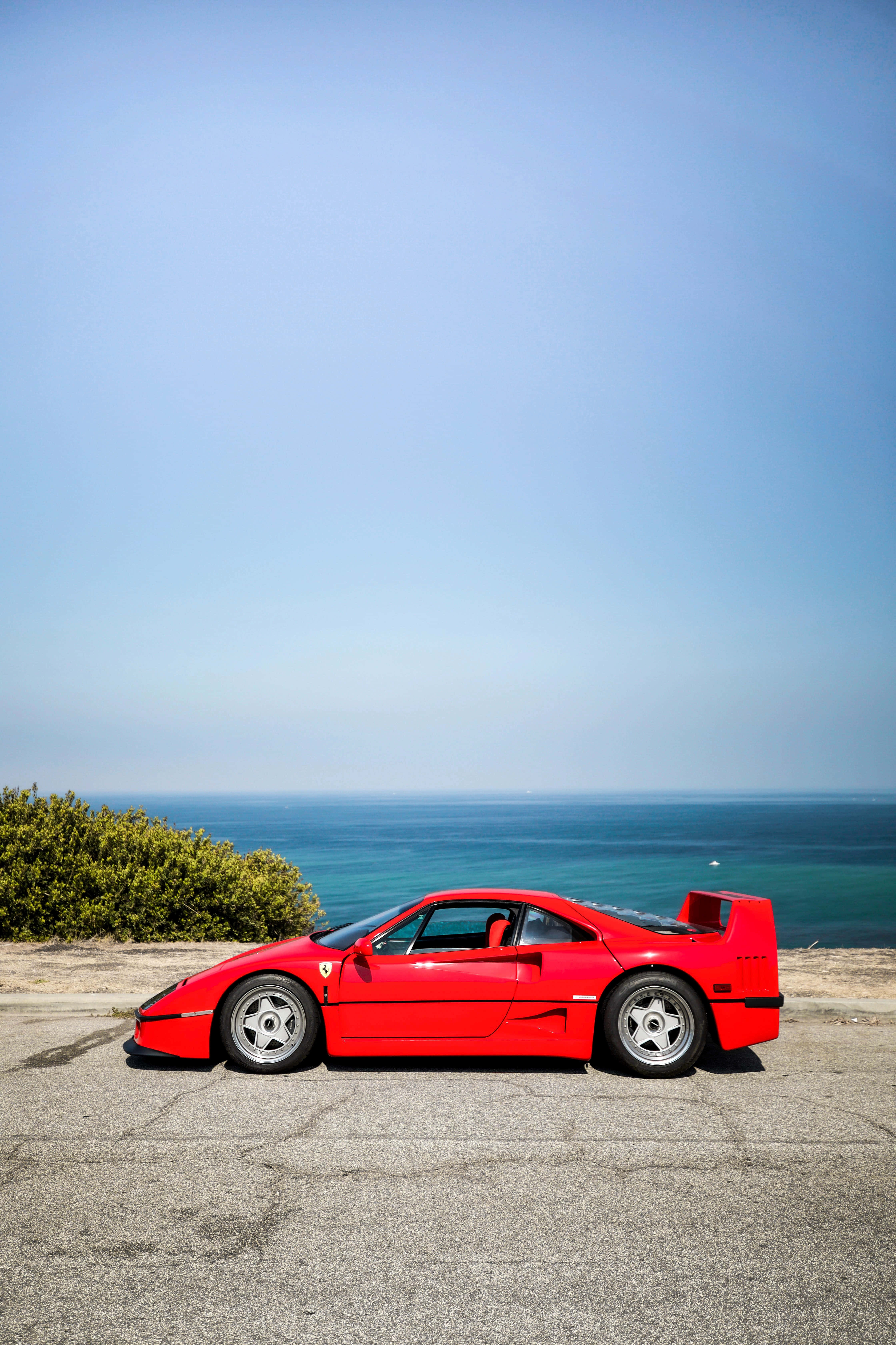 Uwiano wa Kifahari wa Ferrari Kwa Kujitokeza Picha ya Ukuta
