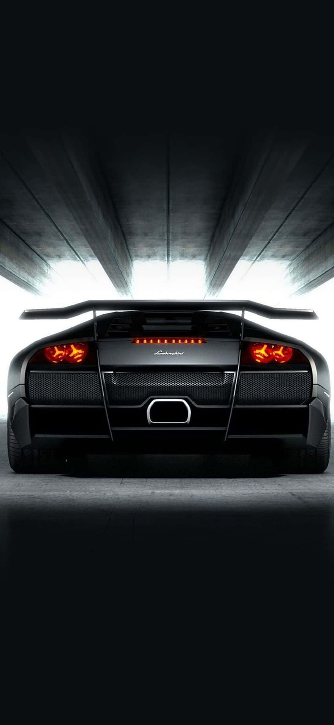 Uzoefu wa Luksu - Miliki simu ya Black Lamborghini Picha ya Ukuta