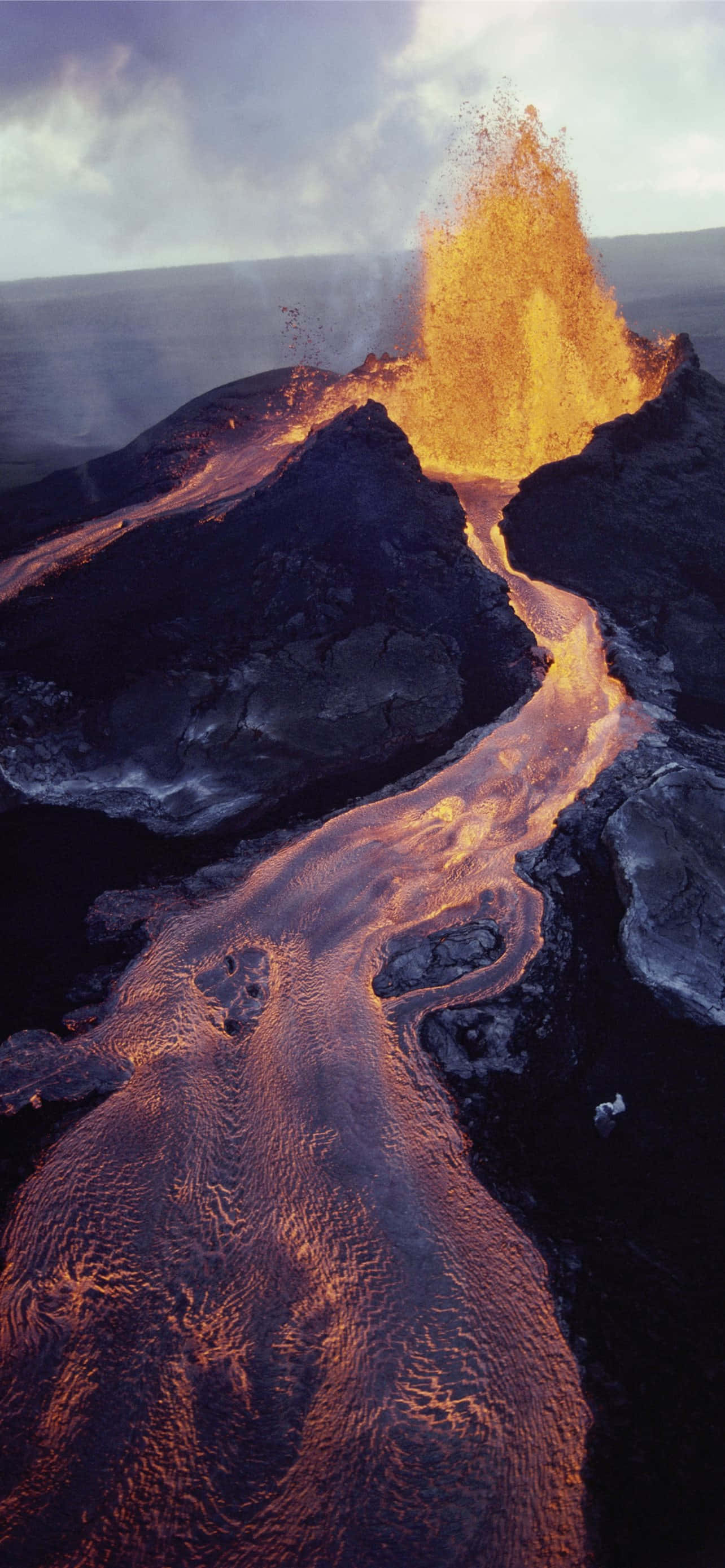 Uzuri wa kuvutia wa mlima wa volkeno katika Hawaii Volcanoes National Park. Picha ya Ukuta