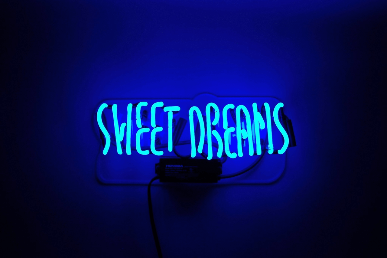 Uzuri wa taa za bluu za neon angani usiku Picha ya Ukuta