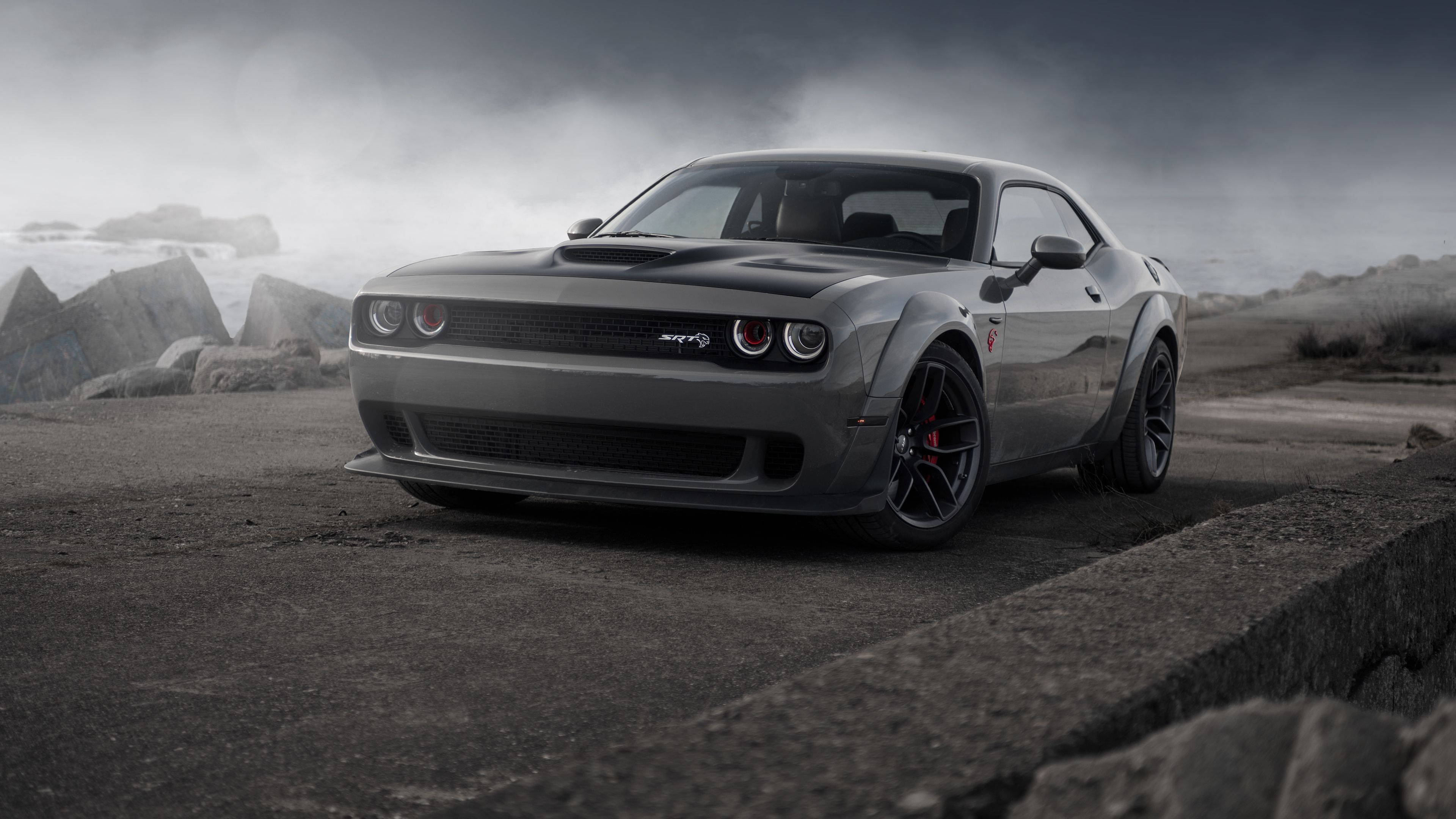 Uzuri Wenye Nguvu: Dodge Challenger Demon ya Kijivu 4K Barabarani Picha ya Ukuta