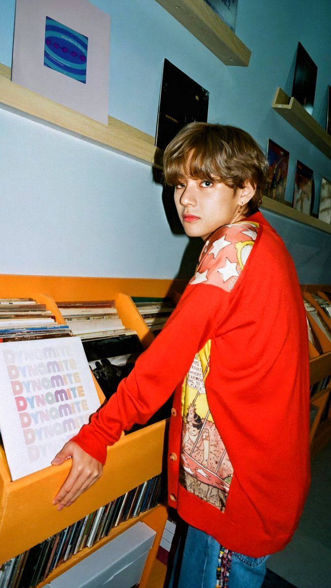 V Akiwa na Rekodi ya Vinyl ya Dynamite ya BTS Picha ya Ukuta
