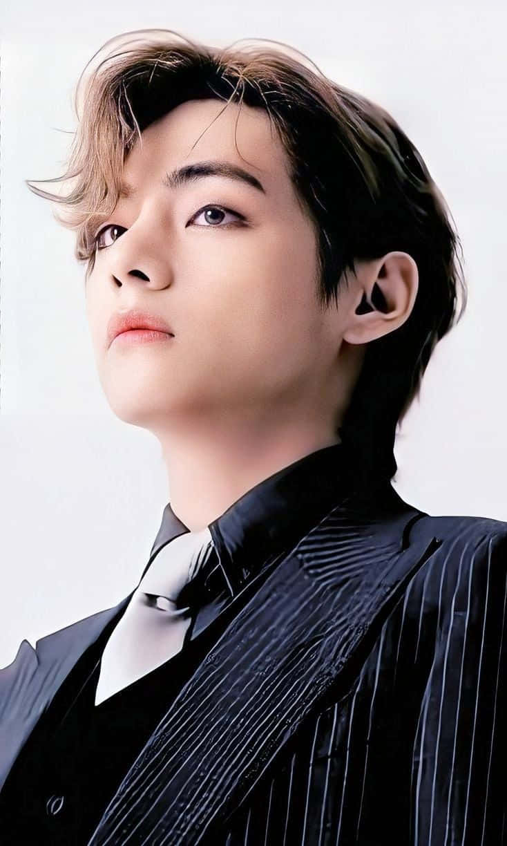 V wa BTS akitabasamu katika hafla ya utangazaji. Picha ya Ukuta