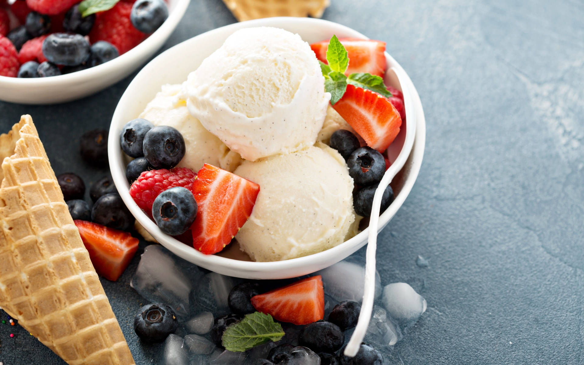 Vanila Ice Cream na Beri Picha ya Ukuta