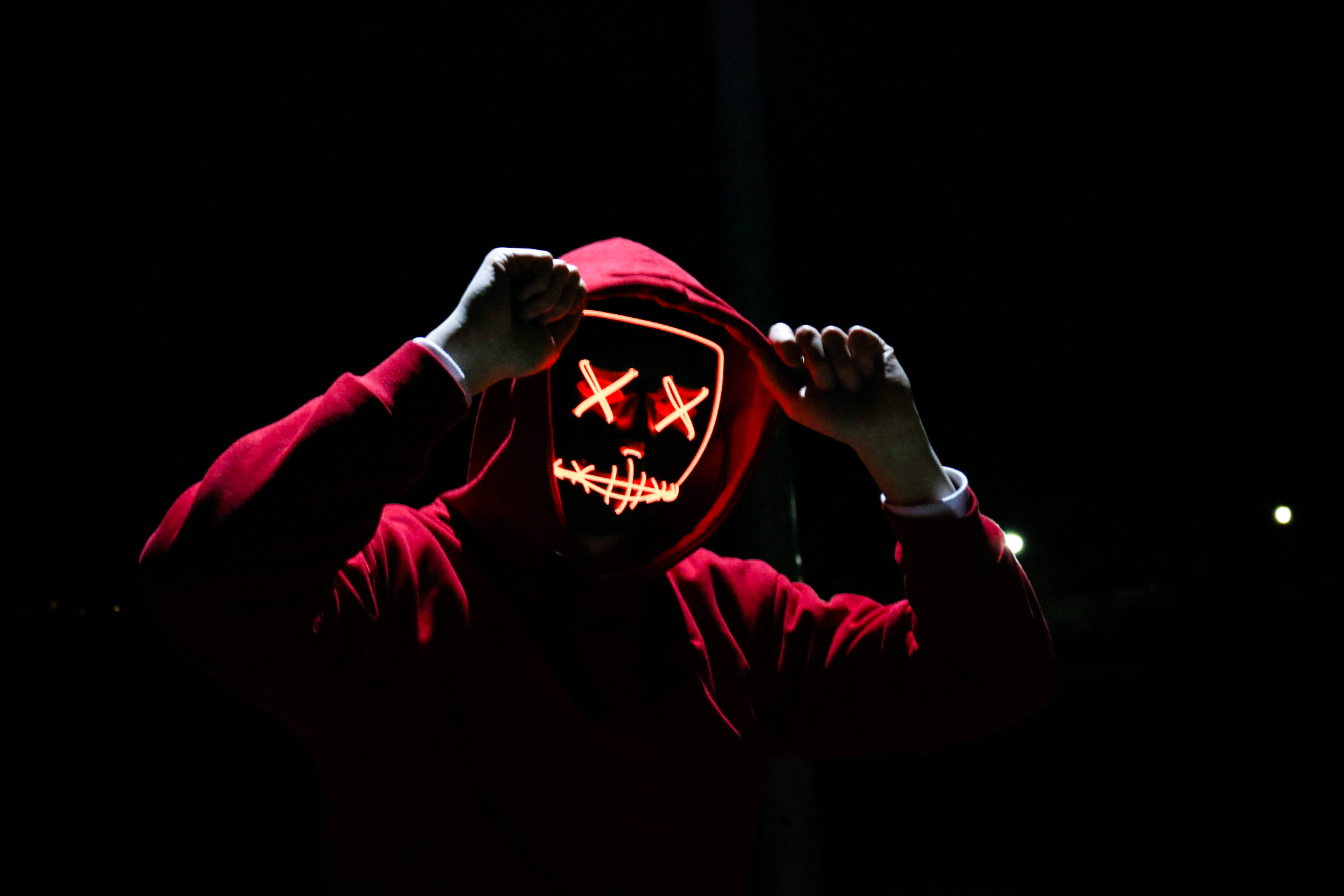 Vazi La Hoodie Nyekundu La Kupendeza Picha ya Ukuta