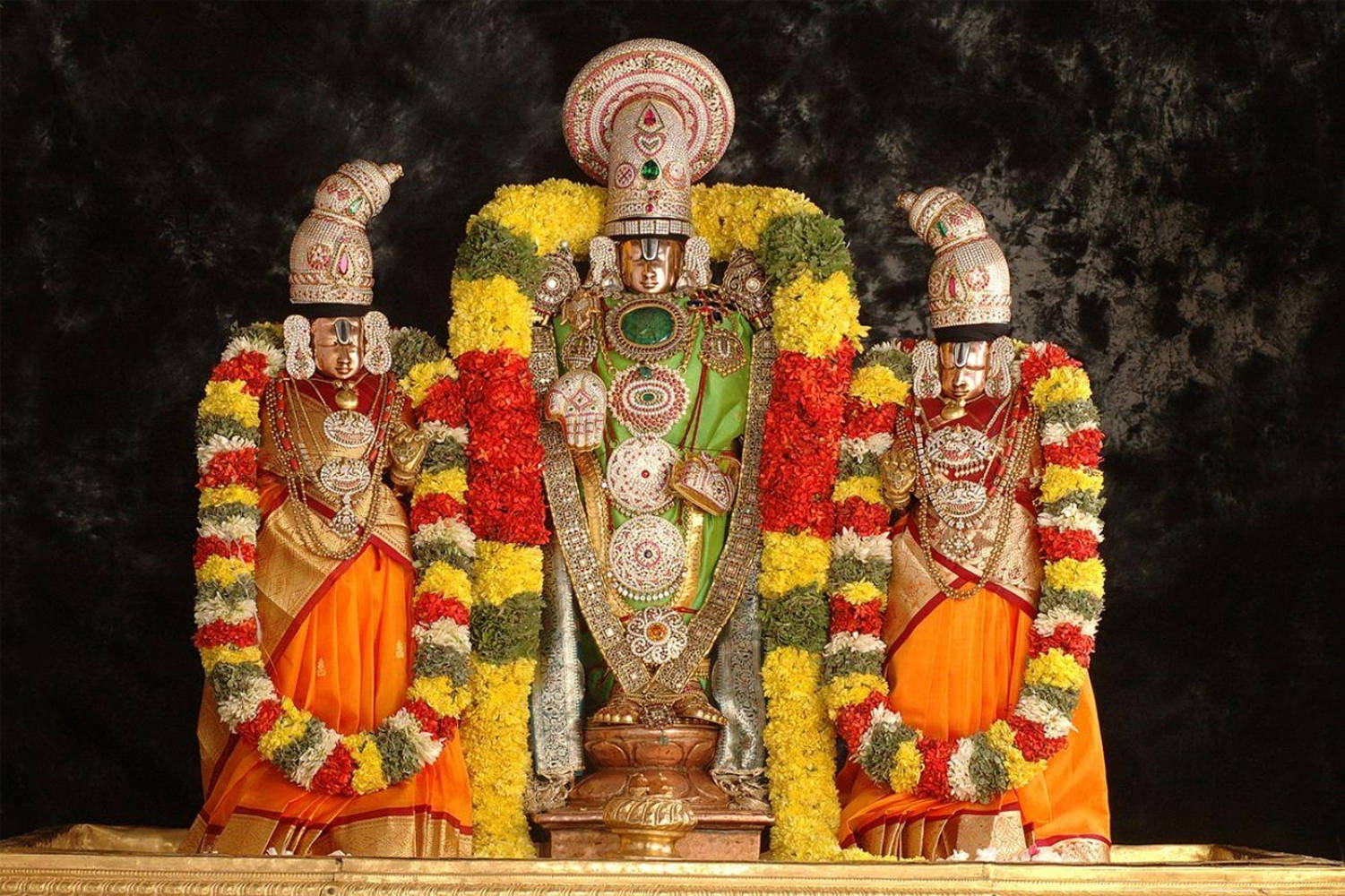 Venkateswara Swamy Akiwa na Sridevi na Bhudevi Picha ya Ukuta