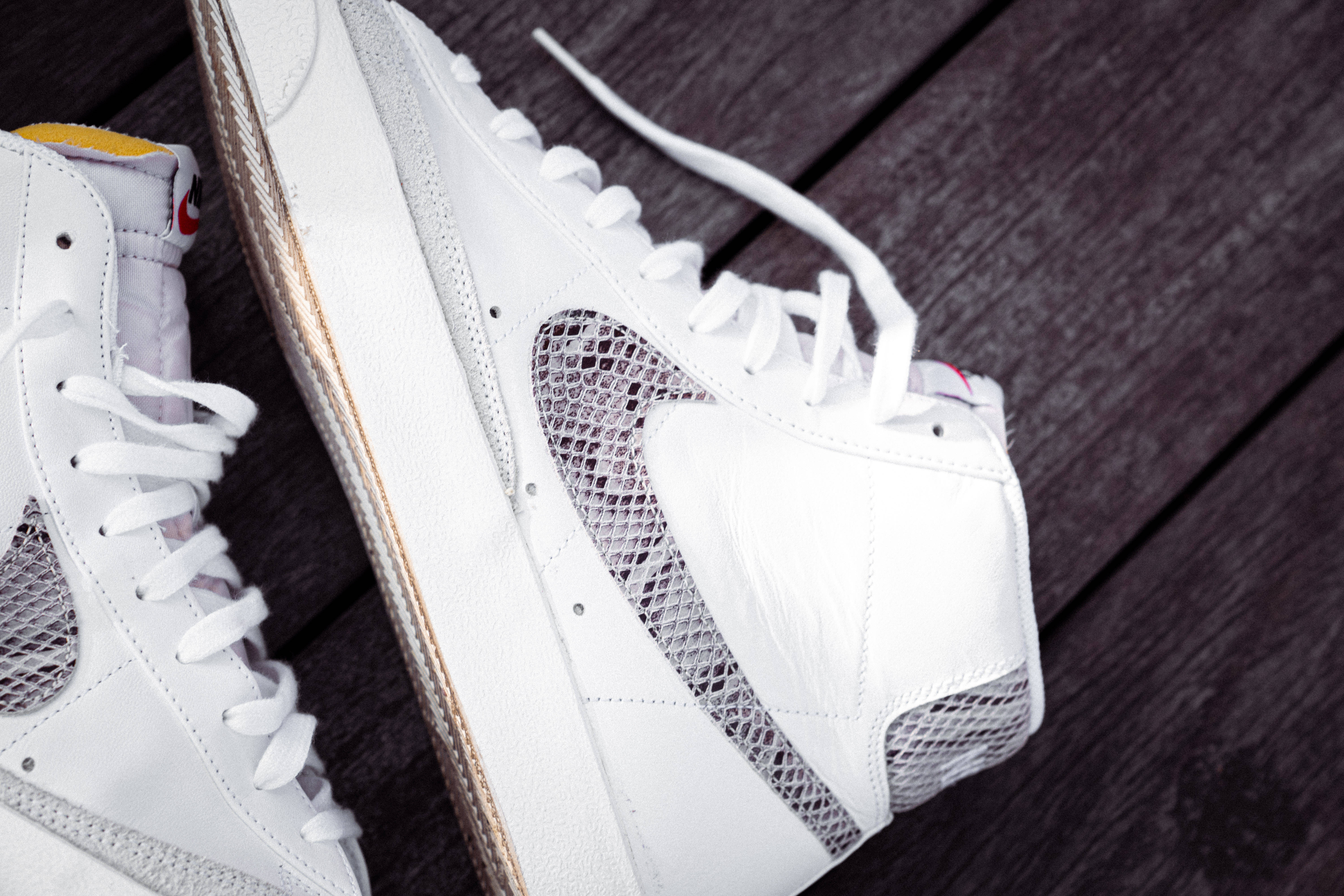 Viatimbe vya Nike vya Mtindo wa Kina Picha ya Ukuta