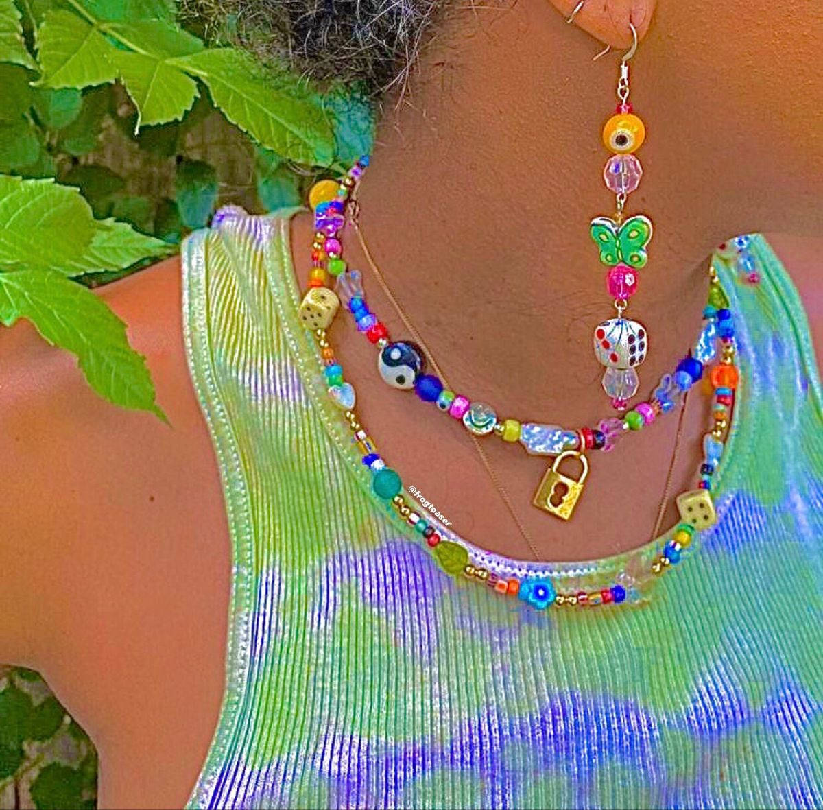 Vibesheni za Kijana wa Indie na Vitoa vya Mwanamke Picha ya Ukuta
