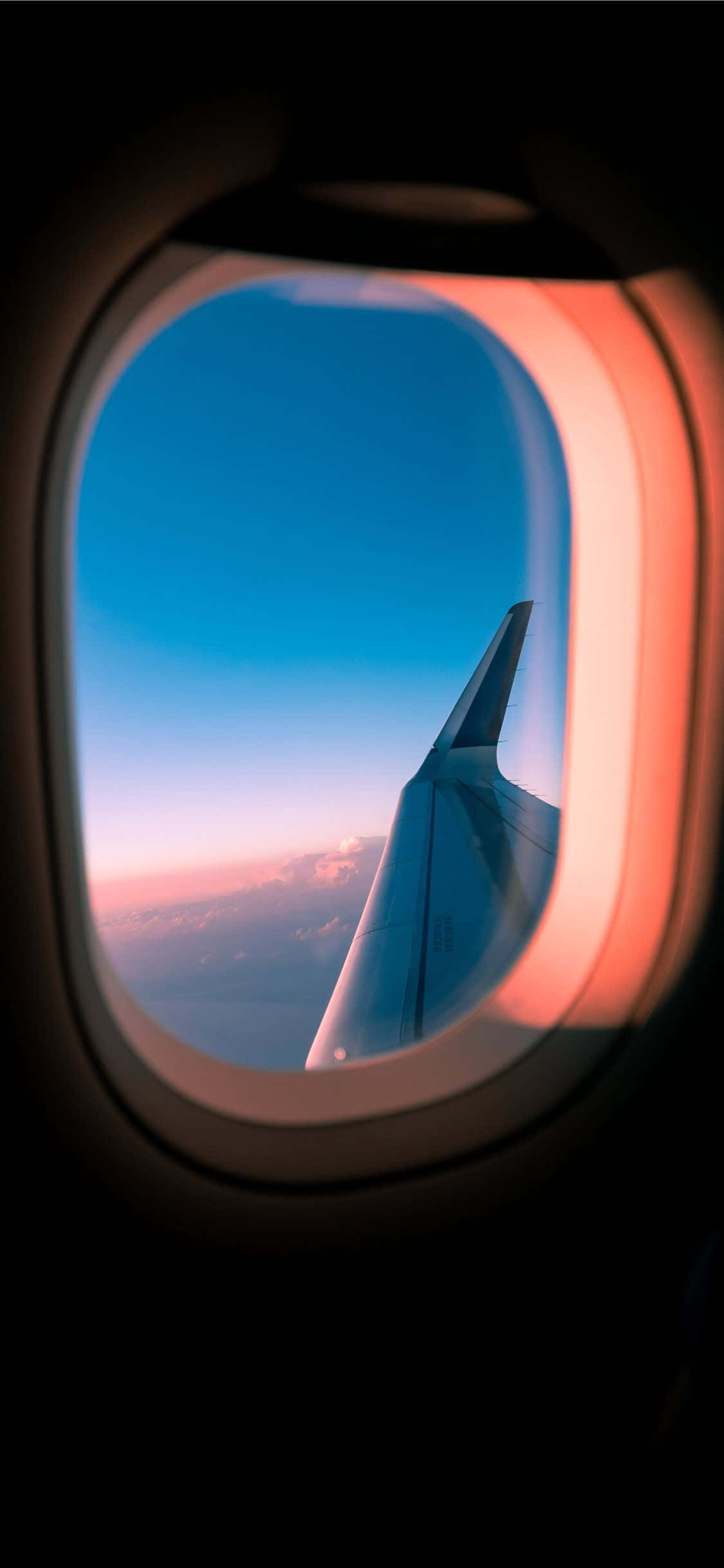 View from Above - A Commercial Airliner Soaring Overhead Picha ya Ukuta