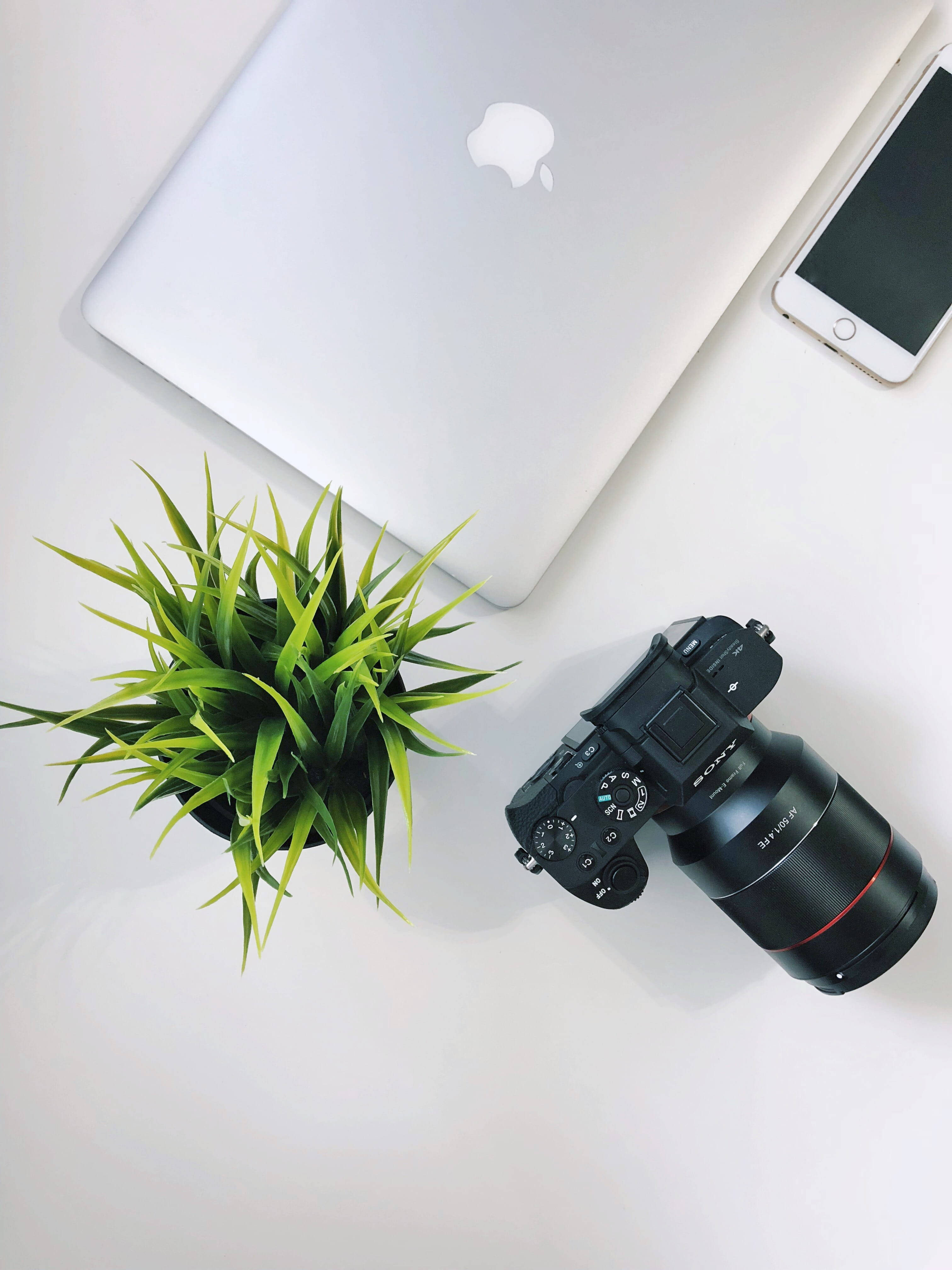 Vifaa vya Apple na Kamera kwenye Mbao ya Misa Picha ya Ukuta