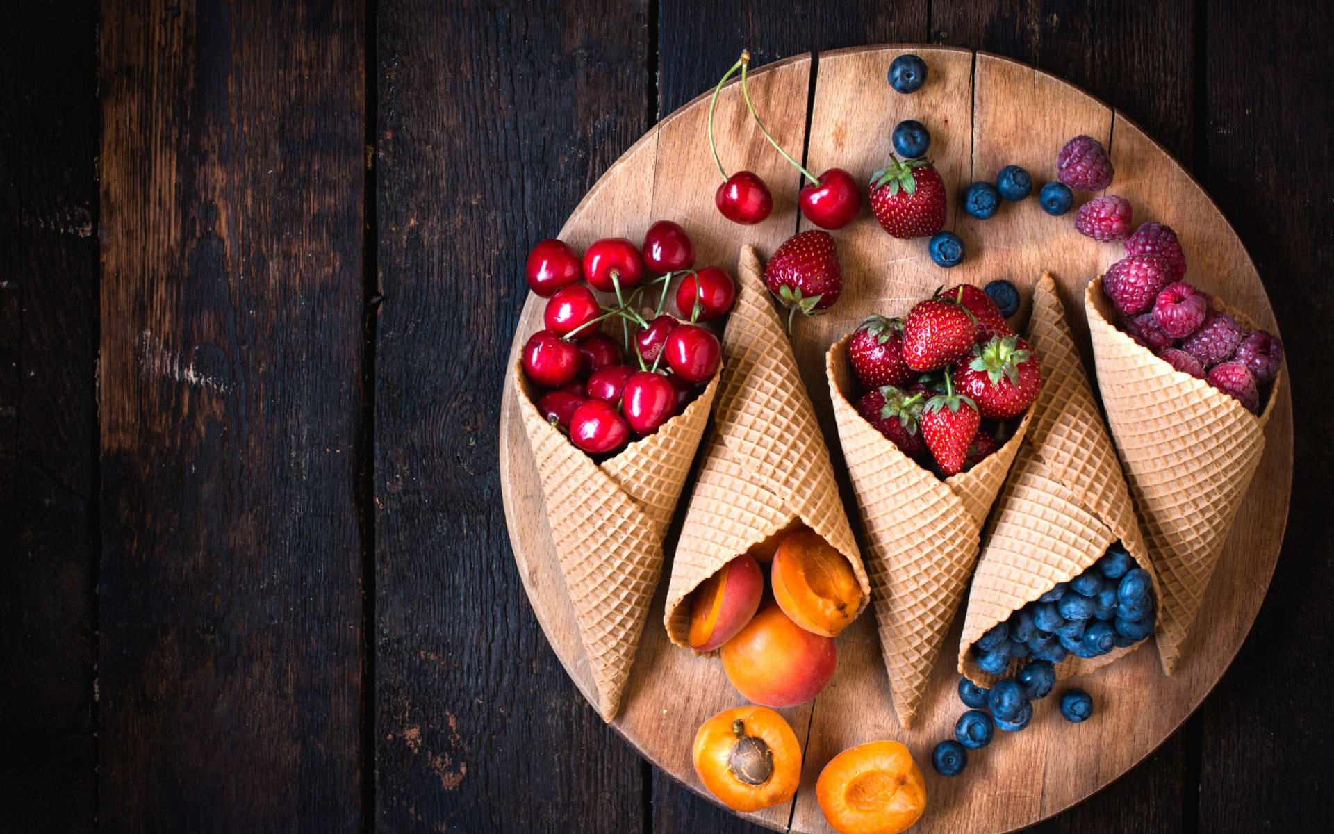 Konokono Zilizojazwa na Berries Picha ya Ukuta
