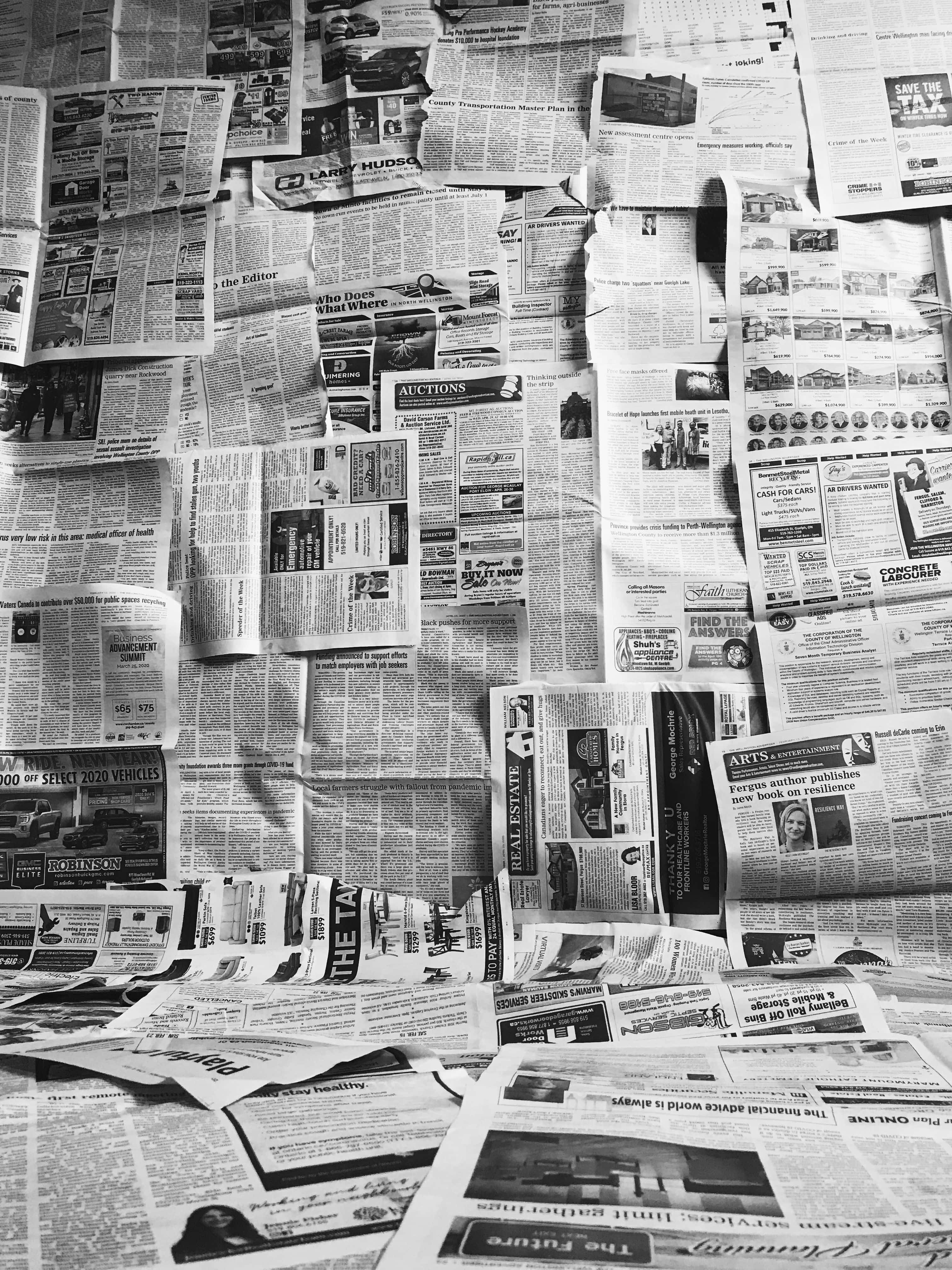 Vintage black and white newspaper stacks Picha ya Ukuta