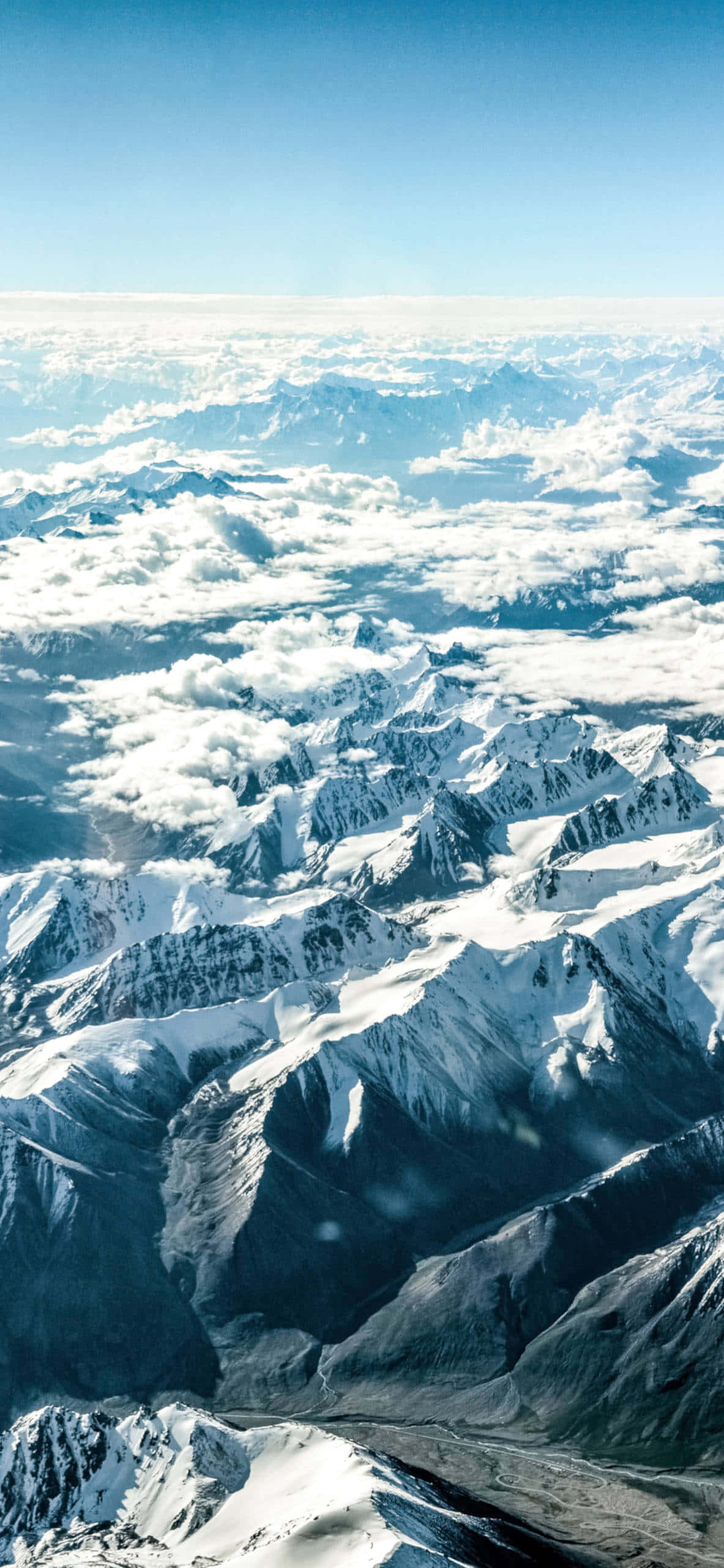 Vipele vya Himalaya vya theluji, vikisambaa kuelekea anga. Picha ya Ukuta