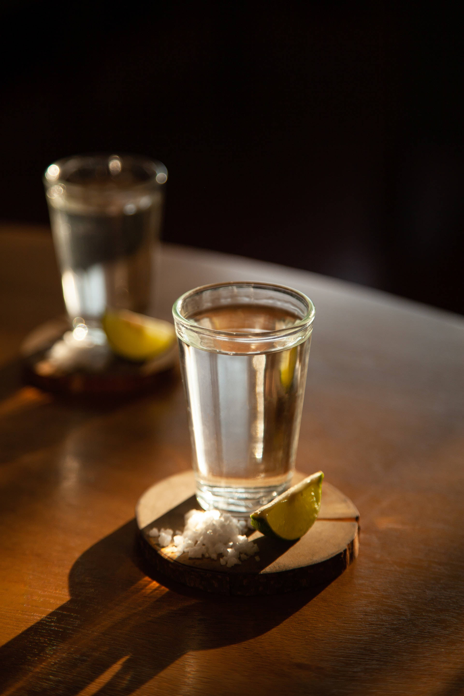 Vishoti ya Tequila Juu ya Vikapu vya Mbao Picha ya Ukuta