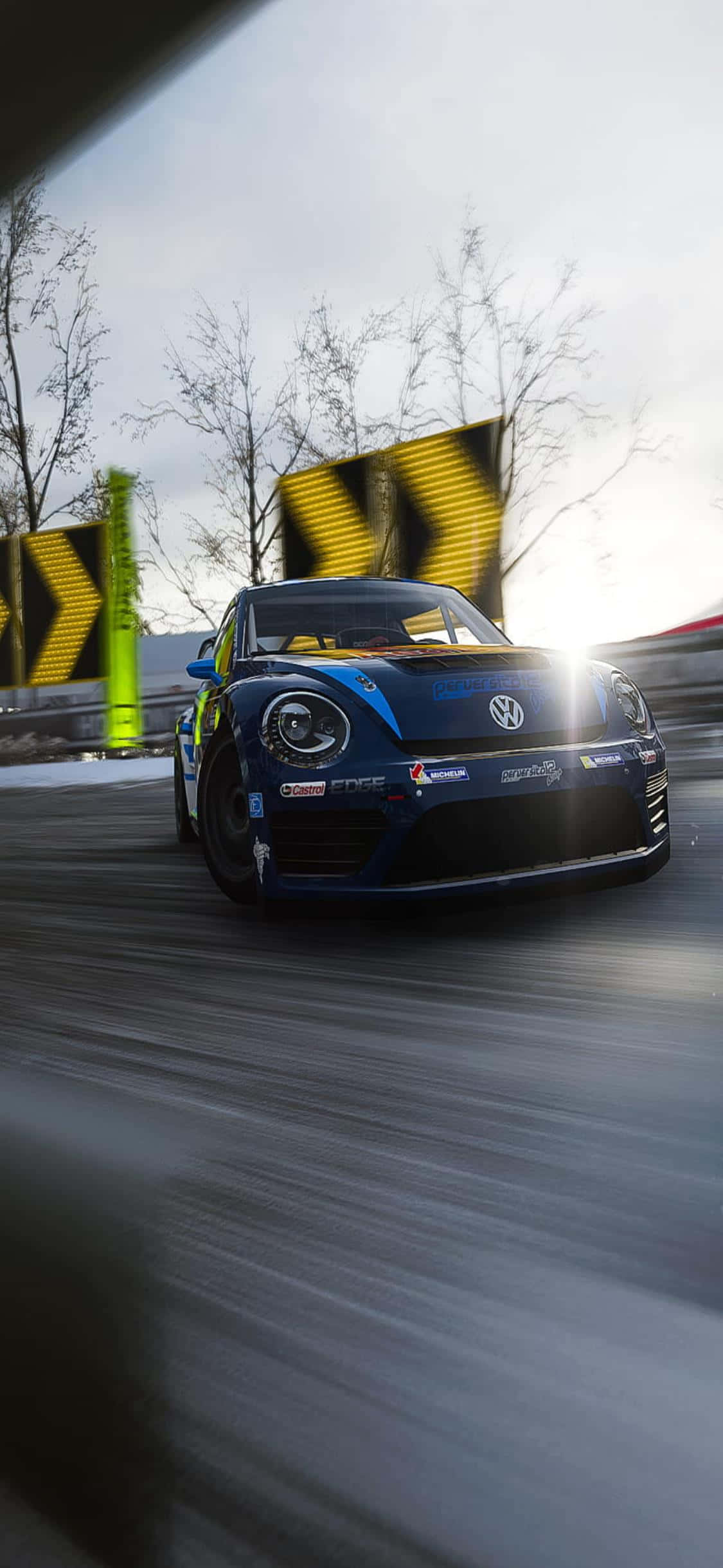 volkswagen beetle ya bluu inayosafiri kwenye barabara ya theluji Picha ya Ukuta