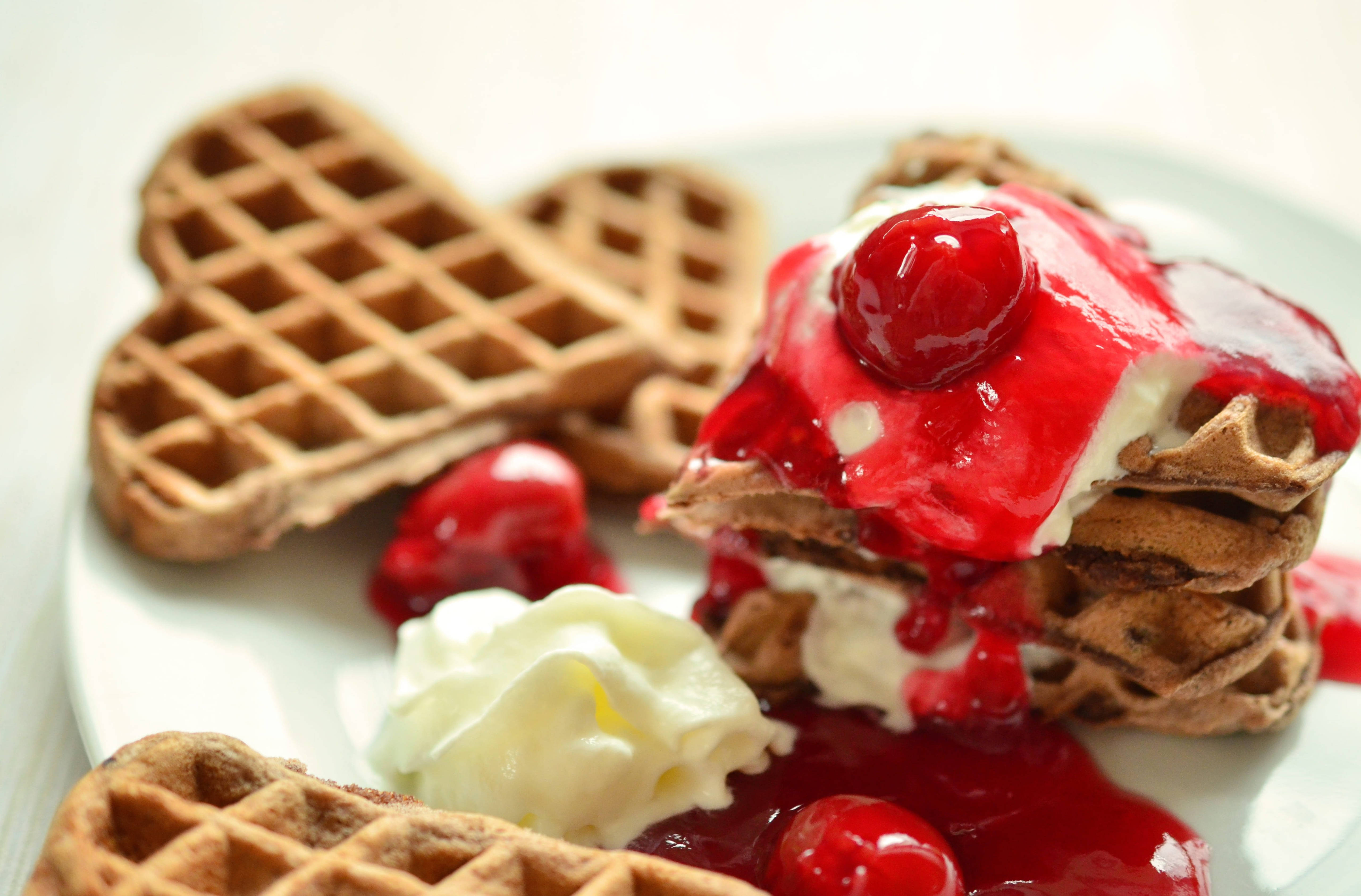 Wafu na Mchuzi wa Cherry na Krimu Picha ya Ukuta