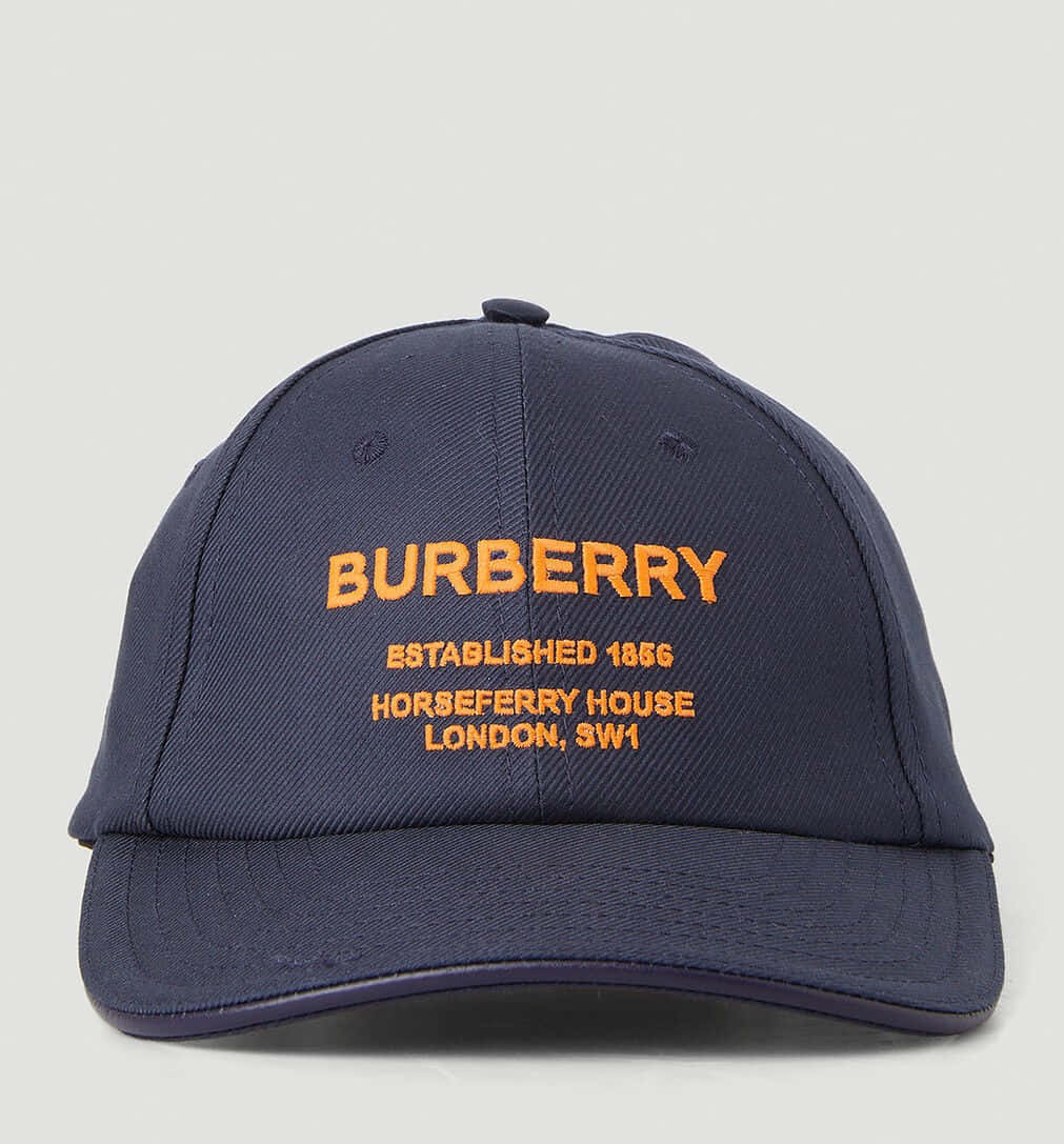 Wakati wa Kifahari: Ubunifu wa Klasiki wa Burberry Picha ya Ukuta