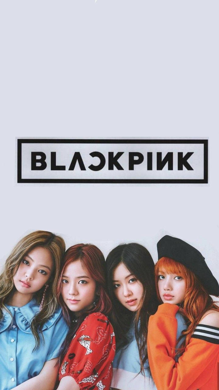 Wanachama wa Blackpink LISA, JENNIE, ROSÉ, na JISOO wanapiga pozi na nembo yao nzuri! Picha ya Ukuta