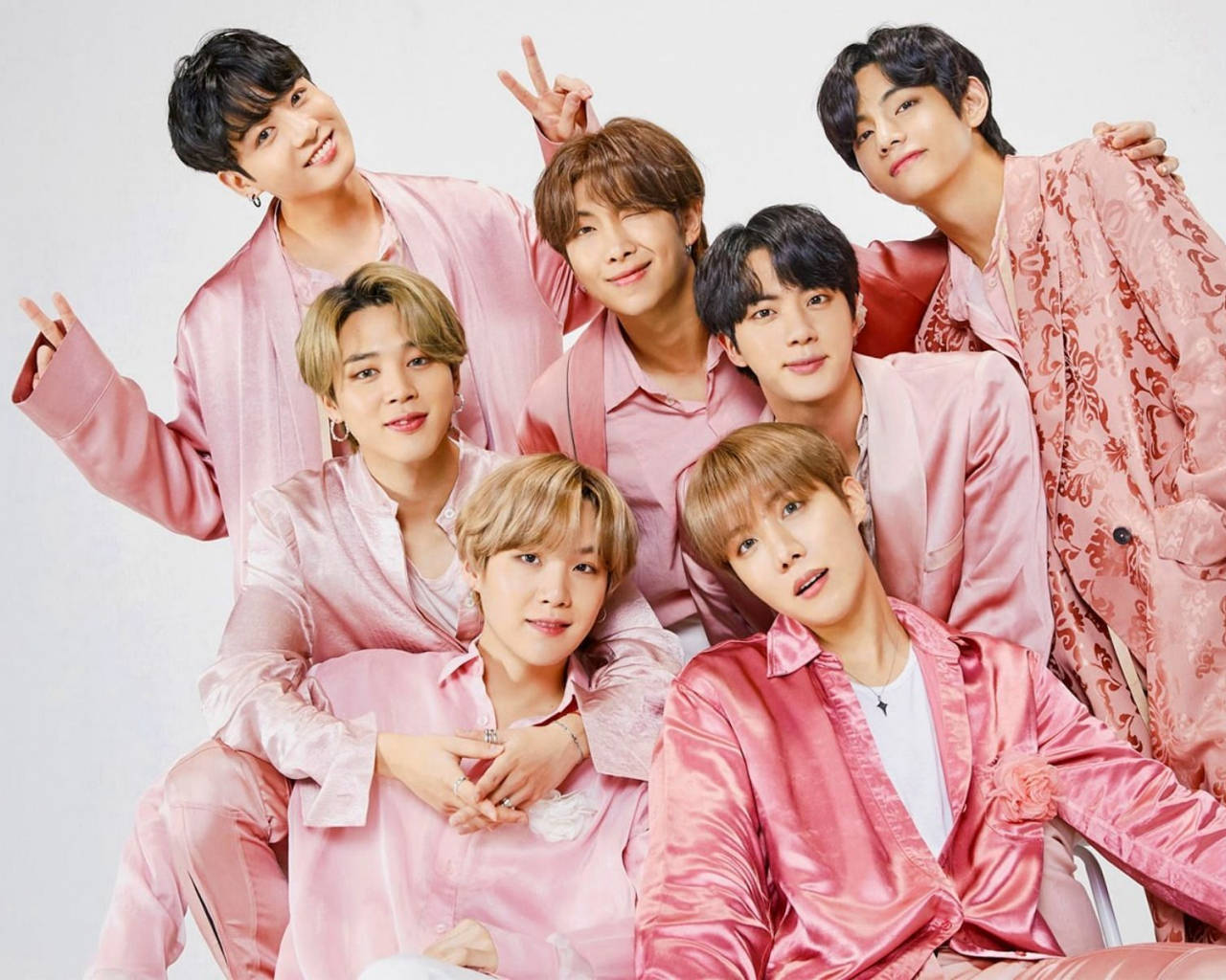Wanachama wa BTS Wakiwa na Mavazi ya Waridi Picha ya Kompyuta Picha ya Ukuta