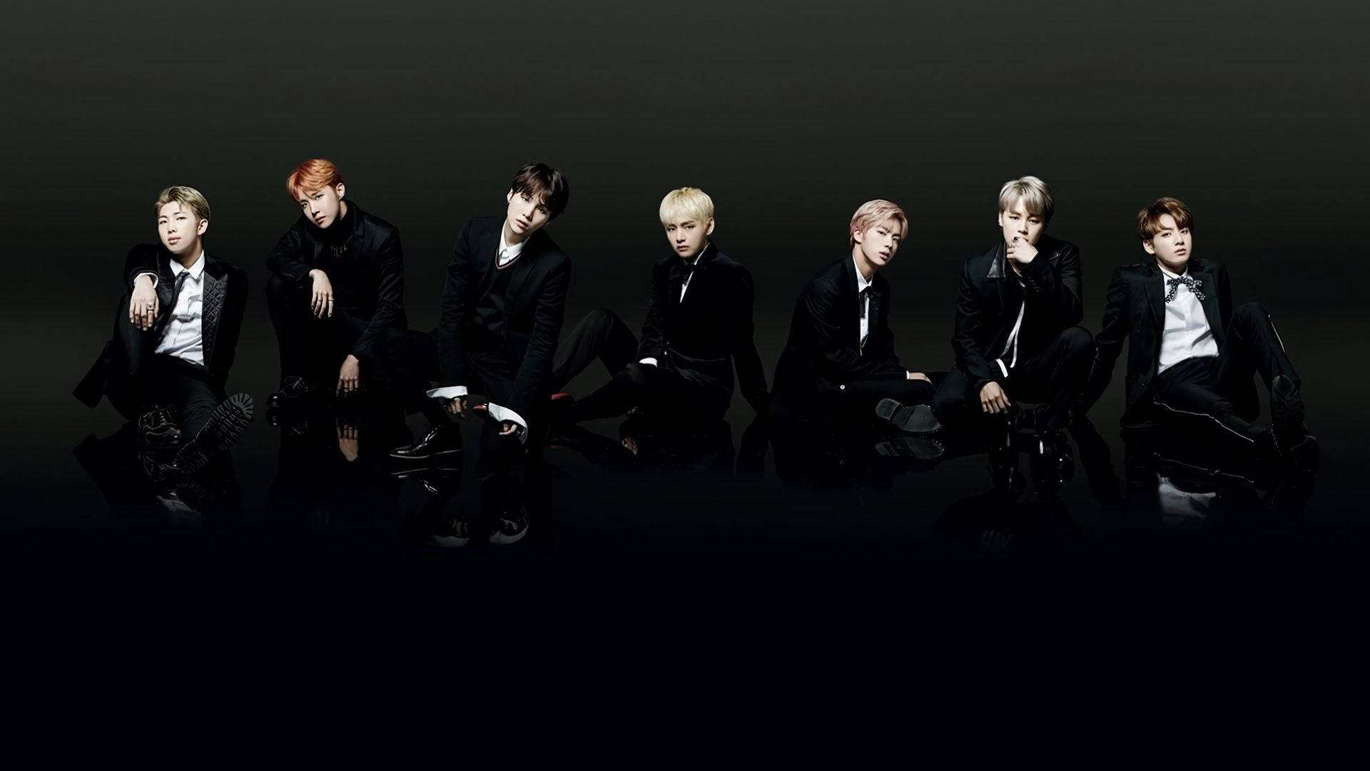 Wanachama wa BTS Wakiwa Nyeusi Juu ya Sakafu Nyeusi Laptop Picha ya Ukuta